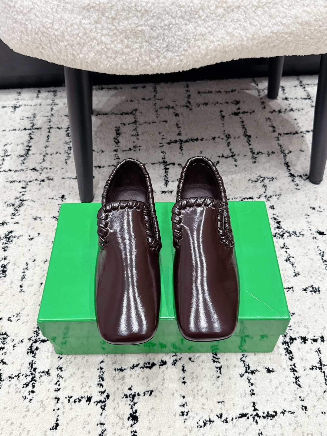NO:815527,Bottega Venet*26/ Spring and summer new braided edge flat square toe loafers  The neat and square all-inclusive toe box is matched with a delicate circle of hand-knitted seams. The simple version hides a low-key and high-end design sense, with a relaxed and lazy French everyday temperament. The texture is outstanding at first sight. The slip-on Loaf version with a complete and all-inclusive heel is still easy to put on and take off. It retains the casualness of lazy shoes and does not lose the heel when walking. It is more secure and easier to wear than half-slippers, and it is completely stress-free for long walks in daily life.  Sisters who don't want to go through the trouble of matching, but also want to balance comfort and fashion, this pair of basic and careful flat loafers can really be bought with closed eyes. Fabric butter leather, sheepskin lining, leather injection outsole, size 35-42 (40 41 42 customized, non-returnable), loafers, bottega veneta, loafers, sheepskin19860909Bottega Venet*26/ 春夏新款编织边平底方头乐福鞋 利落方正的全包鞋头,搭配精致一圈手工编织锁边,简约版型里藏着低调高级的设计感,自带松弛慵懒的法式日常气质,质感一眼出众.完整全包后跟的一脚蹬乐福版型,穿脱依旧轻松方便,保留懒人鞋的随性自在,走路跟脚不掉跟,比半拖更稳妥好穿,日常久走也完全无压力. 不想要费劲搭配、又想兼顾舒适与时髦的姐妹,这双基础又有小心机的平底乐福鞋,真的可以闭眼入手. 面料牛油皮 内里羊皮 大底真皮注塑大底 size35-42（40 41 42 定制不退换）,乐福鞋,bottega veneta,loafers,sheepskin,Women's Shoes