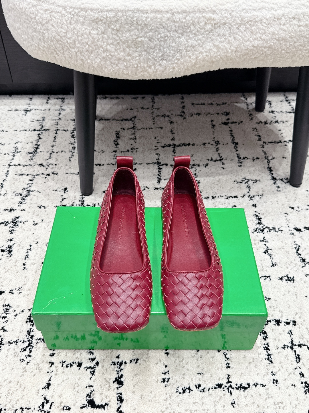 NO:815543,Bottega Venet* 26/ Early spring new woven square-toe shoes, BV woven square-toe shoes, a must-have for your elegant sister’s shoe cabinet!  The classic weaving craftsmanship has a high-end feel, the square toe design is retro and slimming, the soft sole and soft surface are very comfortable for the feet, and the feet will not be tired after long-term wear. It is an ecstasy for commuting parties. Multiple colors are available in milk white/burgundy/dark brown/black/bright gold, suitable for all outfits. It is suitable for work and casual and fashionable for daily wear. One pair can handle commuting, dating, and daily life, and you can close your eyes without stepping on thunder!  The fabric is made of special materials, hand-woven, sheepskin lining, leather outsole, size 35-42 (40, 41, 42 customized, non-returnable), single shoes, bottega veneta, bottega veneta, sheepskin, Leather soles19860909Bottega Venet* 26/ 早春新款编织方头单鞋 BV编织方头单鞋,气质姐姐的鞋柜刚需！经典编织工艺自带高级感,方头设计复古又显脚瘦,软底软面上脚巨舒服,久穿不累脚,通勤党狂喜,多色可选奶白/酒红/深棕/黑色/亮金,适配所有穿搭. 上班穿得体大方,日常穿随性时髦,一双搞定通勤、约会、日常,闭眼入不踩雷！ 面料特殊材质手工编织 内里羊皮 大底真皮大底 size35-42（40 41 42定制不退换）,单鞋,bottega veneta,bottega veneta,sheepskin,Leather soles,Women's Shoes