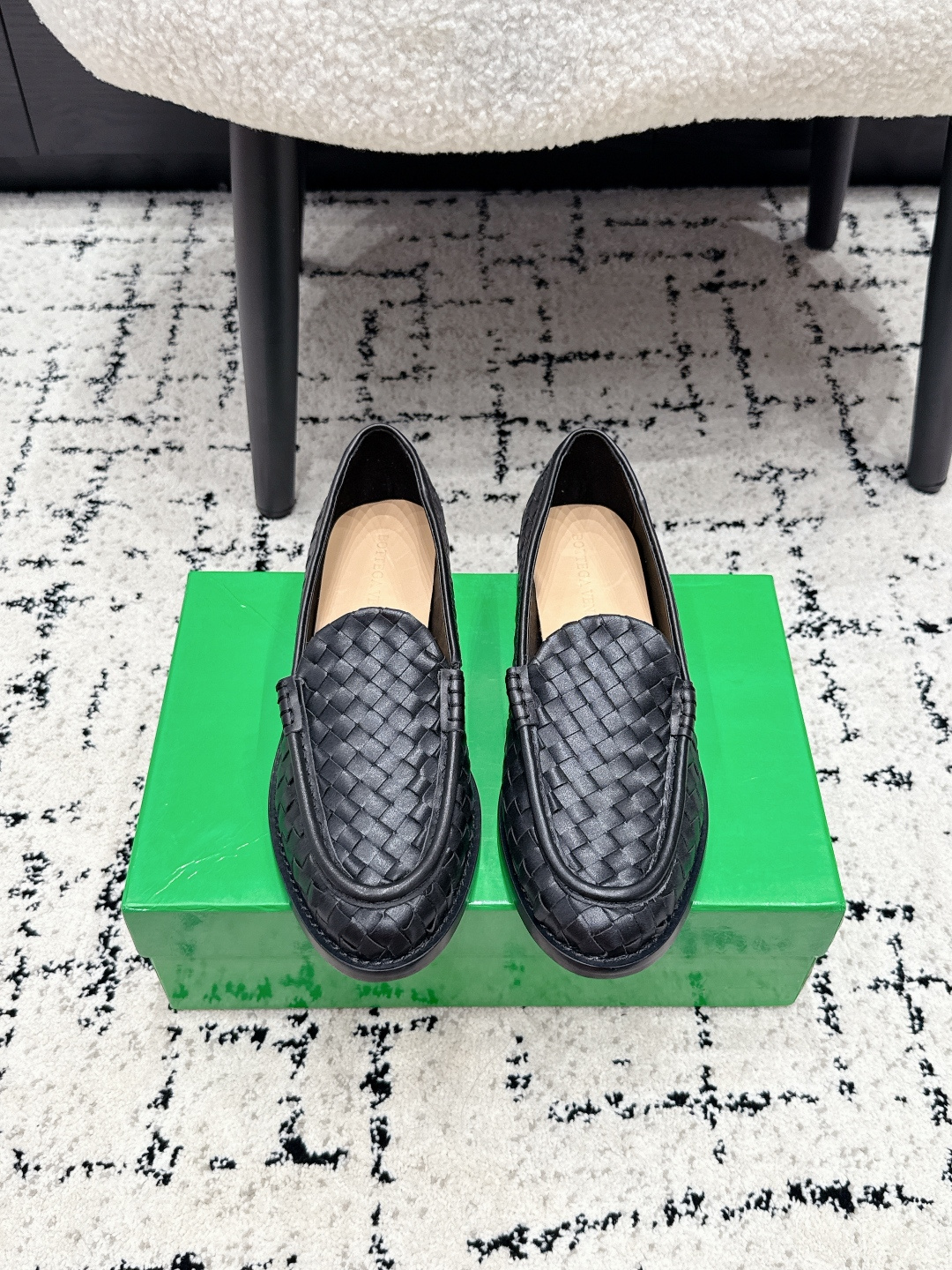 NO:815535,Bottega Venet* 26/ Early spring new woven square-toe shoes, BV woven square-toe shoes, a must-have for your elegant sister’s shoe cabinet!  The classic weaving craftsmanship has a high-end feel, the square toe design is retro and slimming, the soft sole and soft surface are very comfortable for the feet, and the feet will not be tired after long-term wear. It is an ecstasy for commuting parties. Multiple colors are available in milk white/burgundy/dark brown/black/bright gold, suitable for all outfits. It is suitable for work and casual and fashionable for daily wear. One pair can handle commuting, dating, and daily life, and you can close your eyes without stepping on thunder!  The fabric is made of special materials, hand-woven, sheepskin lining, leather outsole, size 35-42 (40, 41, 42 customized, non-returnable), single shoes, bottega veneta, bottega veneta, sheepskin, Leather soles19860909Bottega Venet* 26/ 早春新款编织方头单鞋 BV编织方头单鞋,气质姐姐的鞋柜刚需！经典编织工艺自带高级感,方头设计复古又显脚瘦,软底软面上脚巨舒服,久穿不累脚,通勤党狂喜,多色可选奶白/酒红/深棕/黑色/亮金,适配所有穿搭. 上班穿得体大方,日常穿随性时髦,一双搞定通勤、约会、日常,闭眼入不踩雷！ 面料特殊材质手工编织 内里羊皮 大底真皮大底 size35-42（40 41 42定制不退换）,单鞋,bottega veneta,bottega veneta,sheepskin,Leather soles,Women's Shoes