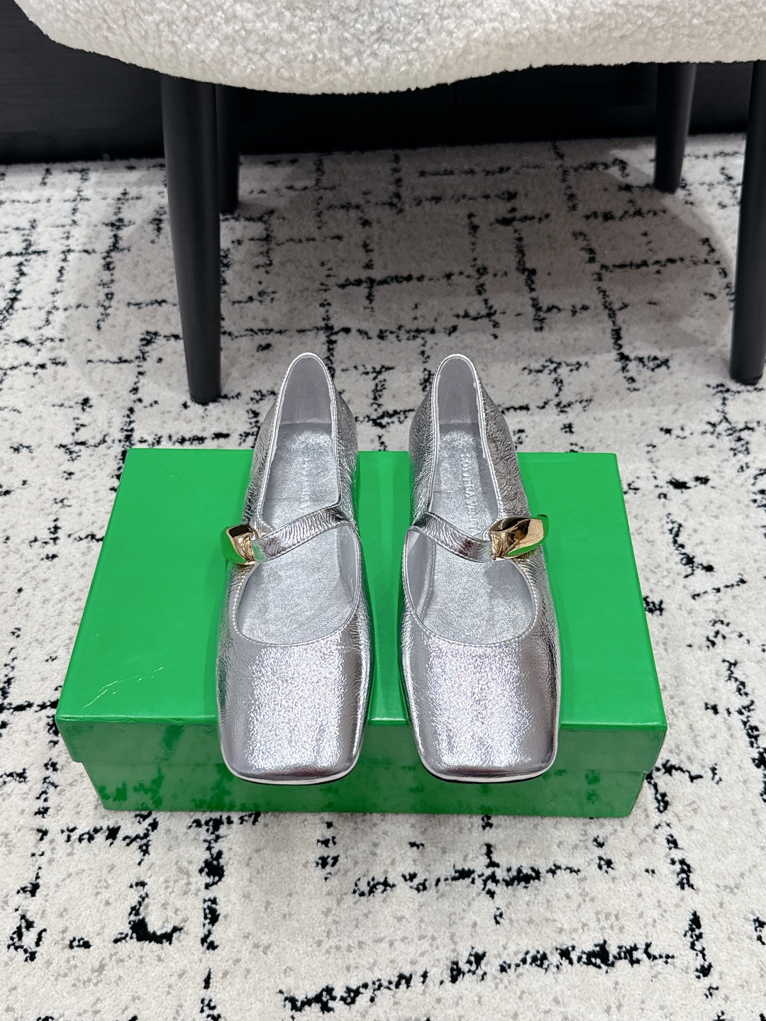 NO:815517,Bottega Venet*26/ Spring and summer new square-toe metal buckle flat Mary Jane shoes. The neat and soft square-toe shoe shape weakens the sharpness and better modifies the line of the foot. It visually makes the instep slender and compact, and is fully tolerant to various foot shapes. The shoe body is matched with exquisite metal decorative buckles, which is simple and brightens the overall texture. It is just the right amount of light luxury and discreet, low-key but not exaggerated, and directly enhances the sense of high-end.  The classic Mary Jane style with one-line straps fits the instep firmly and prevents the heel from slipping when walking. It is both good-looking and practical. The shallow shoe design quietly lengthens the leg line. Fabric Sheepskin Lining Sheepskin Outsole Leather injection molded outsole Size 35-42 (40 41 42 customized, non-returnable), single shoes, bottega veneta, mary jane, sheepskin19860909Bottega Venet*26/ 春夏新款方头金属扣平底玛丽珍鞋 利落柔和的方头鞋型,弱化凌厉感,更好修饰脚型线条,视觉上衬得脚面纤细小巧,对各种脚型包容度拉满.鞋身搭配精致金属装饰扣,简约又提亮整体质感,恰到好处的轻奢小心机,低调不浮夸,高级感直接拉满. 一字带玛丽珍的经典版型,稳固贴合脚背,走路跟脚不易滑落,兼顾好看与实用性.浅口的鞋型设计,悄悄拉长腿部线条. 面料羊皮 内里羊皮 大底真皮注塑大底 size35-42（40 41 42 定制不退换）,单鞋,bottega veneta,mary jane,sheepskin,Women's Shoes