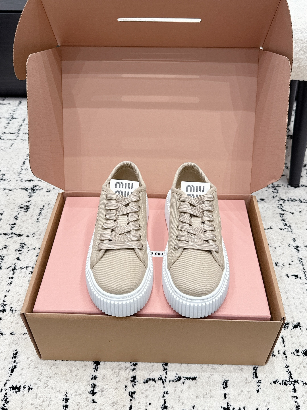 NO:815469,#万produceMiu Mi* 26/ Spring and summer new biscuit sole casual sneakers. Lazy natal sneakers with a sense of vitality are here!  The design adopts a neat lace-up style, paired with the iconic biscuit thick sole, the lines are simple and self-recognizable, and the letter logo on the tongue adds a memory point to the basic model, which is simple but refined. It can be called an all-rounder when paired with casual shorts for daily outings, lazy dresses, or casual wide-leg pants.  Fabric original cloth lining lining TPU outsole size 35-40 (customized size 40 is non-returnable), casual shoes/sports shoes, miumiu, sneakers, skirts, shorts19860909#莞产 Miu Mi* 26/ 春夏新款饼干底休闲板鞋 自带元气氛围感的懒人本命板鞋来啦！设计上采用利落的系带版型,搭配标志性的饼干厚底,线条简约又自带辨识度,鞋舌的字母标识为基础款增添了记忆点,简约却不失精致感. 搭配上堪称万能选手,无论是日常出门的休闲短裤、慵懒风的连衣裙,还是随性的阔腿裤,都能轻松适配,轻松穿出随性又时髦的日常感,不管是逛街、通勤还是短途出行,都能hold住各种场景. 面料原版布面 内里布里 大底TPU大底 size35-40码（40码定制不退换）,休闲鞋/运动鞋,miumiu,sneakers,skirts,shorts,Women's Shoes