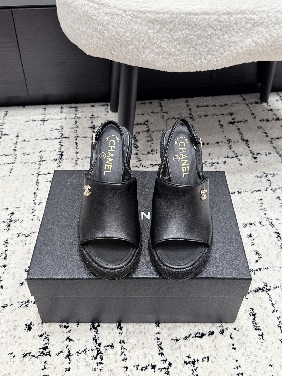 NO:815447,CHANEL Chanel 26/ Denim wedge heel open toe round toe buckle strap sandals  Chanel's classic double C logo is immediately recognizable. The washed denim fabric has a casual sense of relaxation. Straw bag edge wedge heel design, quietly increases height and is not tiring. The back strap buckle design makes the ankle super slim. Blue denim is high-end and refreshing. It is suitable for all summer wear. It is easy to wear for daily commuting/vacation travel. It is gentle and dignified. It looks like a French elegant lady on the foot. The fabric is highly customized and the original custom fabric is imported. The lining is imported sheepskin. The outsole is original Italian leather outsole.  Heel height 11cm/front platform 2cm Size 35-41 (40 41 customized, non-returnable), sandals, chanel, chanel, sandals, espadrilles, sheepskin, Leather soles19860909CHANEL香奈儿 26/ 牛仔布 坡跟露趾 圆头搭扣 一字带凉鞋 Chanel经典双C标识,辨识度直接拉满水洗牛仔面料自带随性松弛感,草编包边坡跟设计,悄悄增高还巨稳不累脚,后绊带搭扣设计,修饰脚踝超显纤细,蓝调牛仔高级又清爽,适配所有夏日穿搭日常通勤/度假出行都好搭,温柔又显贵,上脚就是法式优雅大小姐 面料高定制原版定制布料 内里进口羊皮里 大底原版意大利真皮大底 跟高11cm/前水台2cm Size35-41（40 41定做不退换）,凉鞋,chanel,chanel,sandals,espadrilles,sheepskin,Leather soles,Women's Shoes