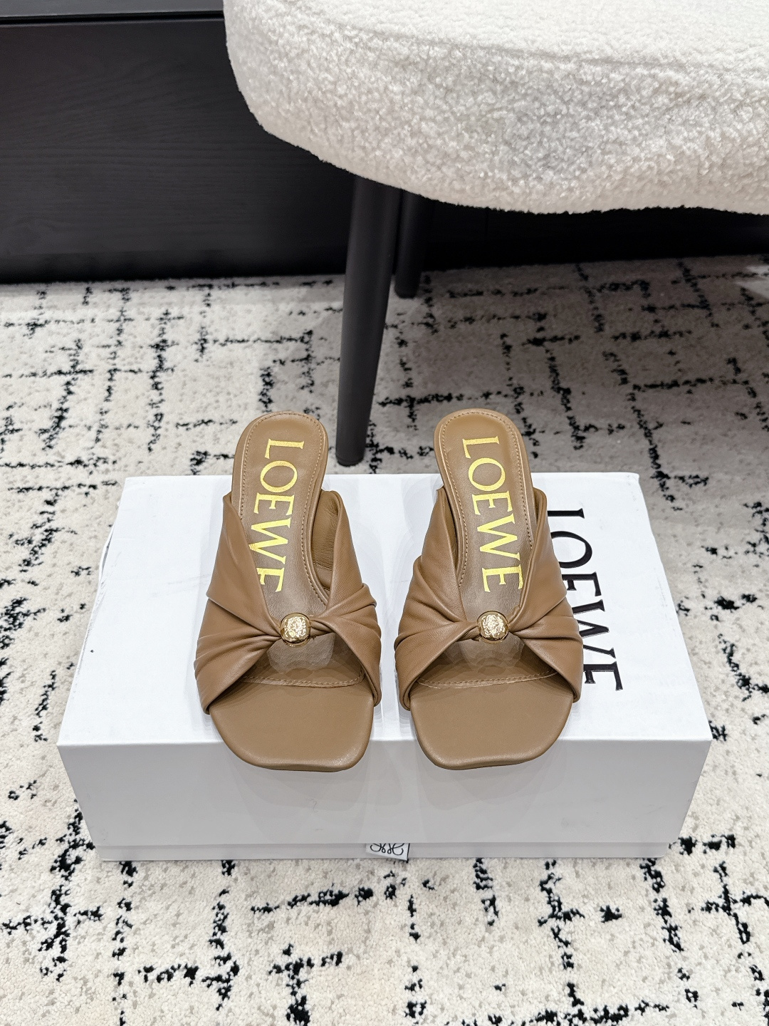 NO:815487,LOEWE 26/ Spring and summer new styles, personalized pleated high-heeled slippers, kitten-heeled sandals, crazy grass simple design, which feels cleaner and more elegant, and will make you miss it. The color is also very attractive and beautiful, and it is full of temperament when you put it on your feet. It is incomparably handsome and stylish. Fabric cowhide, sheepskin lining, outsole, Italian leather outsole, heel height 4.5cm  Size35-41 (40.41 customized, non-refundable), high heels and slippers, loewe, loewe, high heels, slippers, cowhide, sheepskin, Leather soles19860909LOEWE 罗意威 26/ 春夏新款 个性褶皱高跟拖鞋 小猫跟凉拖鞋 疯狂种草简约设计感觉更干净优雅,让你念念不忘 颜色也很耐看漂亮,上脚瞬间气质十足气场,简直无敌帅气有型 面料牛皮 内里羊皮 大底意大利真皮大底 跟高4.5cm Size35-41（40.41定做不退换）,高跟鞋拖鞋,loewe,loewe,high heels,slippers,cowhide,sheepskin,Leather soles,Women's Shoes