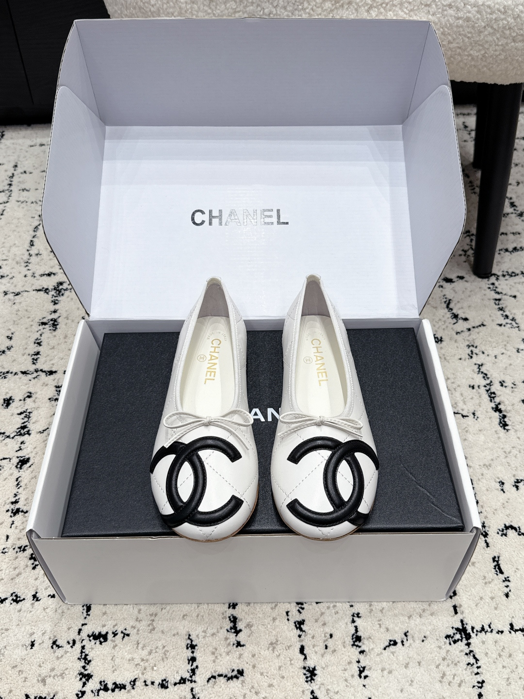 NO:815492,Chanel* Chanel 26/ Spring and summer new bow ballet flats. This pair of shoes is based on the classic ballet shoe shape. The iconic double C decoration on the toe is matched with a small bow, giving it a sense of elegance. It can be easily matched with skirts or straight pants for daily wear. Whether it is commuting, dating or light business occasions, it can be worn with a refined and effortless texture. The shoe shape fits the foot shape and the soft sole design makes walking for a long time stress-free. It is light and comfortable on the foot and will not be tired after long-term wear.  Available in multiple colors, each model combines classic recognition and versatility, making it easy to adapt to different styles of dressing scenes. It is an indispensable and versatile item in the shoe cabinet. Fabric Sheepskin Lining Sheepskin Outsole Genuine leather outsole Size 35-40 (customized size 40 is non-refundable), single shoes, chanel, chanel, flats, skirts, sheepskin, Leather soles19860909Chane*香奈儿 26/ 春夏新款蝴蝶结芭蕾平底鞋 这双鞋以经典芭蕾鞋型为基底,鞋头的标志性双C装饰搭配小巧蝴蝶结,自带优雅氛围感.日常搭配裙装或直筒裤都能轻松适配,无论是通勤、约会还是轻商务场合,都能穿出精致又不费力的质感.鞋型贴合脚型,软底设计让长时间行走也毫无压力,上脚轻盈舒适,久穿不累. 多色可选的配色方案,每一款都兼顾了经典辨识度与百搭属性,轻松适配不同风格的穿搭场景,是鞋柜里必不可少的百搭款. 面料羊皮 内里羊皮 大底真皮大底 size35-40（40码定制不退换）,单鞋,chanel,chanel,flats,skirts,sheepskin,Leather soles,Women's Shoes