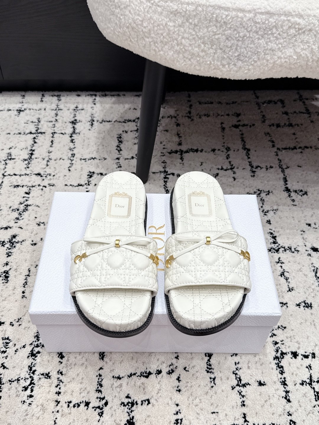 NO:815511,Dio*Dior 26/ Spring and summer new diamond pattern one-line sandals. The diamond quilted texture covers the shoe body, with exquisite metal accessories and thin ribbon bows. The overall lines are simple and neat, with a high-end texture, and it is easy to create a relaxed and elegant style. Paired with casual shorts, it is casual and lazy, with a dress, it is gentle and delicate, and with wide-leg pants, it can be worn to create a relaxed atmosphere. Whether it is for daily outings or at home, it can adapt to a variety of styles and scenes. Fabric: cowhide  Lined sheepskin outsole original molded outsole size 35-42 (40 41 42 customization is not returnable), slippers, dior, dior, slippers, skirts, shorts, cowhide, sheepskin19860909Dio*迪奥 26/ 春夏新款菱格纹一字凉拖 菱格绗缝纹理铺满鞋身,搭配精致金属饰件与细带蝴蝶结,整体线条简约利落,自带高级质感,轻松拿捏松弛贵气风. 搭配休闲短裤随性慵懒,搭配连衣裙温柔精致,搭配阔腿裤又能穿出松弛氛围感,无论是日常出街还是居家外穿,都能适配多种风格与场景. 面料牛皮 内里羊皮 大底原版开模大底 size35-42（40 41 42定制不退换）,拖鞋,dior,dior,slippers,skirts,shorts,cowhide,sheepskin,Women's Shoes