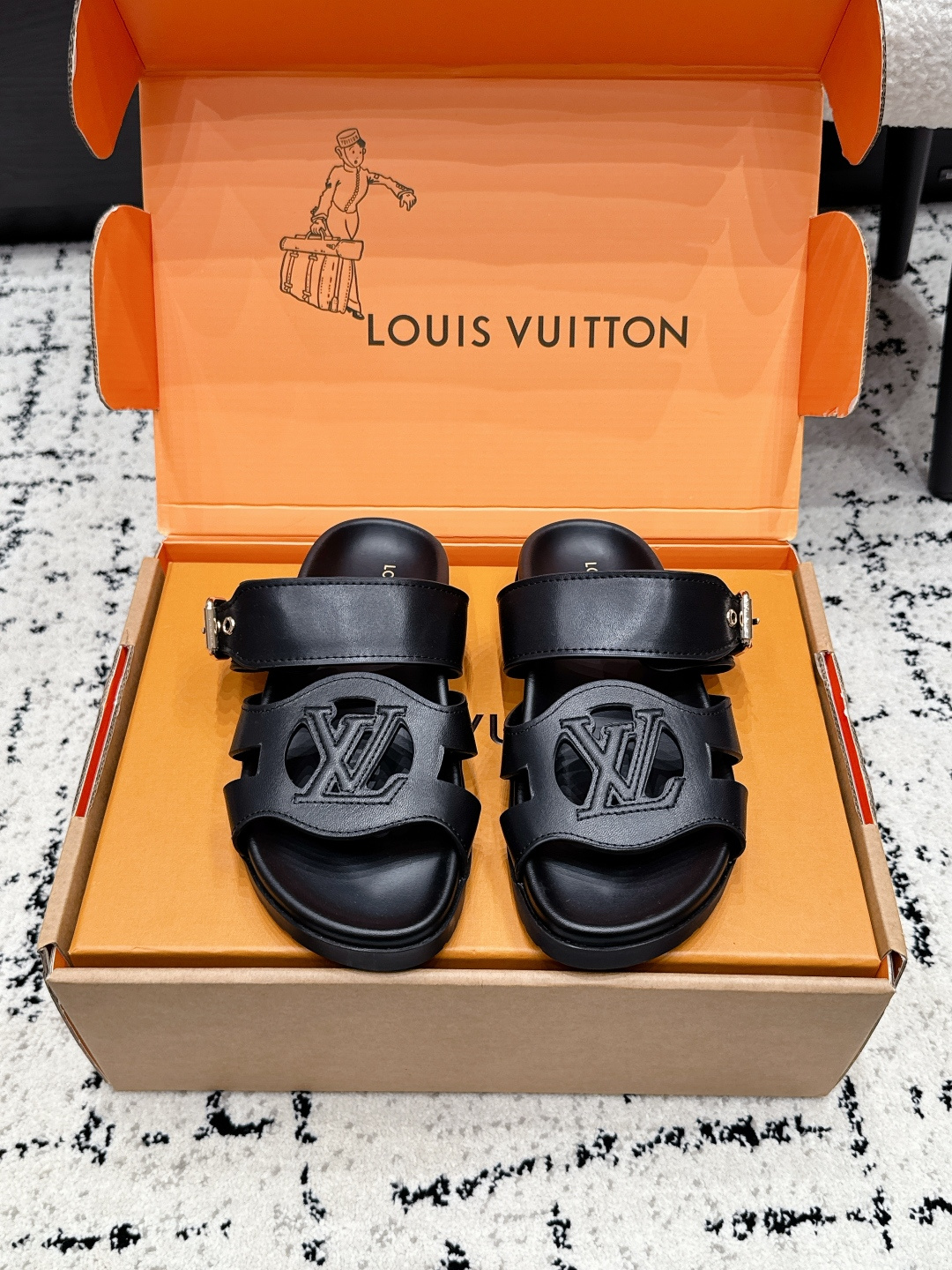NO:815430,Louis Vuitto*26/ Summer new old one-buckle double-strap slippers are the fashionable needs of lazy people in summer, and they can get a relaxed atmosphere with one kick. The design adopts a wide self-buckle adjustment strap, which can adapt to different foot types. It can be put on and taken off in one step, and you don’t have to worry when you go out. The texture of the presbyopia print is self-recognizable, and it is available in multiple colors to suit different styles. Whether it is a refreshing light color or a cool dark color, you can easily control it.  It can be called the 'King of Versatility' in terms of matching. It can be easily worn with shorts, jeans, and dresses. Whether you are going downstairs to pick up express delivery, visiting the supermarket, or taking a short trip, one pair can complete the look of all scenes. Fabric: cowhide, lining sheepskin, original open molded outsole, size 35-41 (40 41 custom-made), slippers, louis vuitton, slippers, skirts, shorts, jeans, cowhide, sheepskin19860909Louis Vuitto*26/ 夏季新款老一字扣双带拖鞋 懒人夏日的时髦刚需,一脚蹬就能拿捏松弛氛围感.设计上采用宽面一自扣调节带,能适配不同脚型,穿脱一步到位,出门赶时间也不慌.满印老花的肌理感自带辨识度,多色可选适配不同穿搭风格,不管是清爽浅色系还是酷感深色系,都能轻松驾驭. 搭配上堪称“百搭王”,配短裤、牛仔裤、连衣裙都能轻松hold住,不管是下楼取快递、逛超市,还是短途出游,一双就能搞定全场景造型. 面料牛皮 内里羊皮 大底原版开模大底 size35-41（40 41定做）,拖鞋,louis vuitton,slippers,skirts,shorts,jeans,cowhide,sheepskin,Women's Shoes