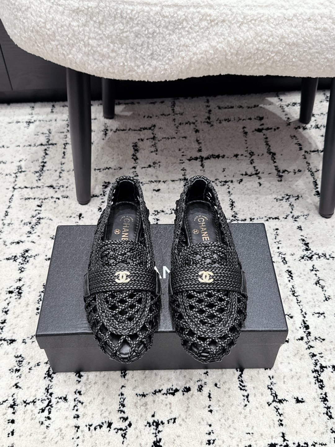 NO:815518,CHANEL Chanel 26/ Double C woven hollow sandals, a masterpiece in the fashion world. The combination will interpret the meticulous, minimalist and classic elements that will never fade away, showing a unique dressing style that is so beautiful that it is beyond words. Fabric: original customized fabric, original customized sheepskin lining, outsole, genuine leather outsole Size:  35-41 (.40.41. Customization is non-returnable), loafers and half slippers, chanel, chanel, loafers, slippers, sheepskin, Leather soles19860909CHANEL 香奈儿 26/ 双C编织镂空凉拖鞋 时尚圈的绝绝子 搭配将演绎着细致 极简 永不褪去的经典元素 ,展现与众不同的穿搭风格美到无话可说   面料: 原版定制面料 内里原版定制羊皮 大底真皮大底 Size: 35-41（.40.41.定制不退换）,乐福鞋半拖,chanel,chanel,loafers,slippers,sheepskin,Leather soles,Women's Shoes