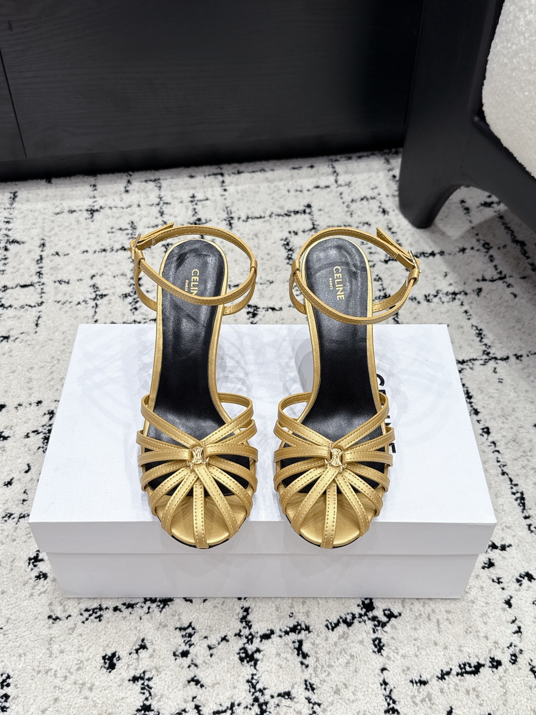 NO:927161,Celine 26/New Arc de Triomphe Mary Jane When the lazy tone of the Left Bank of Paris collides with the casual trend, the soul of the shoe body is undoubtedly the iconic Arc de Triomphe logo. The neat lines replicate the architectural edges and corners of the Paris Arc de Triomphe, clear and not stiff.  It is integrated with the upper material, and every detail hides CELINE's century-old heritage. This symbol is never a label to show off, but a silent declaration of the independent character of contemporary women. It writes the elegance and freedom of contemporary women, making every step a gentle encounter with French romance. Material: cowhide, lining sheepskin, outsole, genuine leather imported from Italy, heel height 5cm/8.5cm, Size 35-41 (40  41 custom-made), high heels sandals, celine, celine, sandals, mary jane, high heels, cowhide, sheepskin, Leather soles19860909Celine赛琳 26/ 新品凯旋门玛丽珍 当巴黎左岸的慵懒腔调碰撞随性风潮,鞋身灵魂当属标志性凯旋门标识,线条利落复刻巴黎凯旋门建筑棱角,清晰不生硬 与鞋面材质浑然一体,每一处细节都藏着CELINE的百年底蕴,这枚符号从不是炫耀的标签,是当代女性独立风骨的无声宣言,书写当代女性的优雅与自在让每一步成为法式浪漫的温柔邂逅. 面料牛皮 内里羊皮 大底意大利进口真皮大底 跟高5cm/8.5cm Size35-41（40 41订做）,高跟鞋凉鞋,celine,celine,sandals,mary jane,high heels,cowhide,sheepskin,Leather soles,Women's Shoes