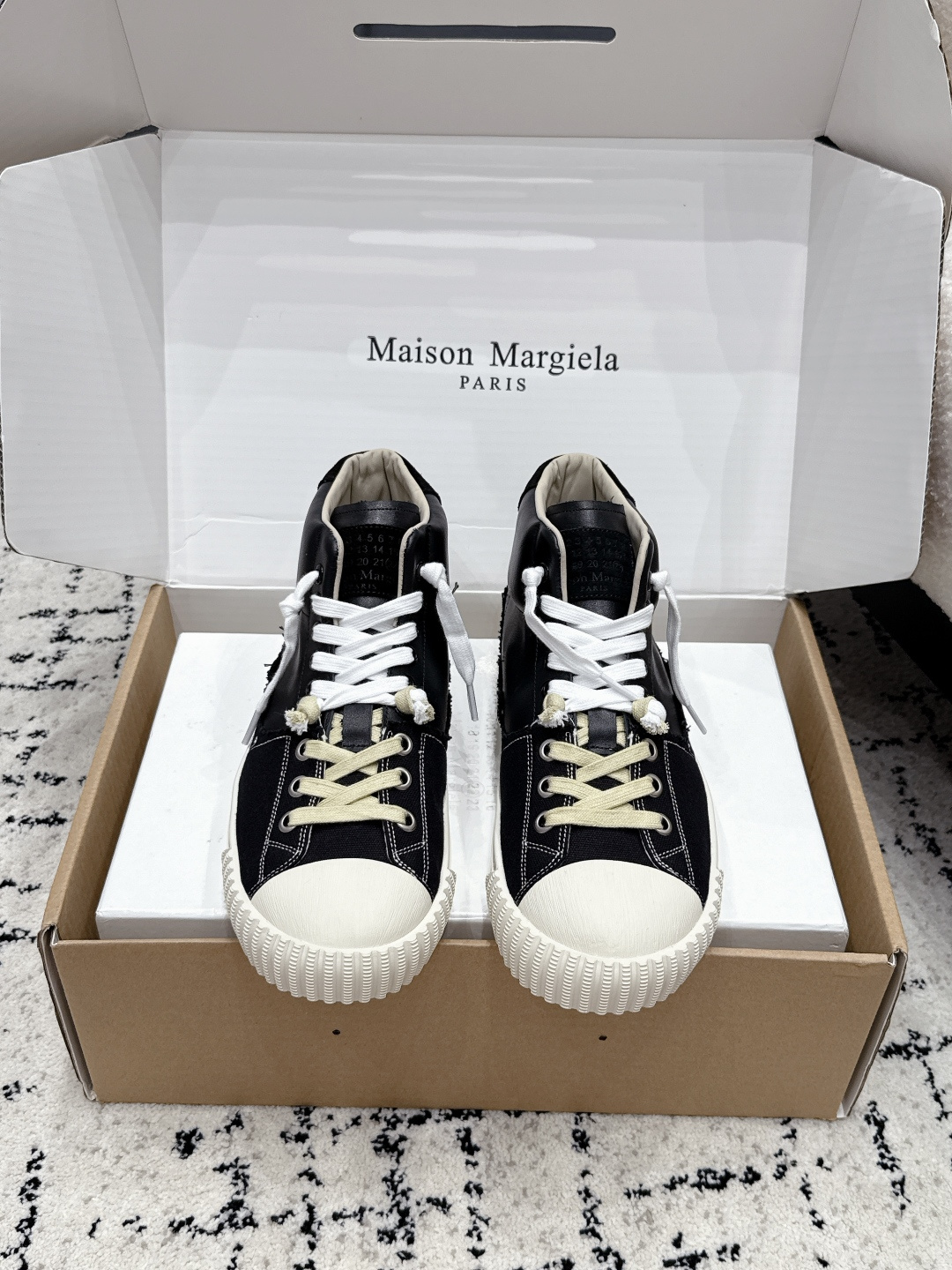 NO:927110,# airplane box Top version Maison Margiela Replica26/ Margiela shallow-mouth retro moral training shoes canvas shoes Many celebrities and Internet celebrities have planted grass. This year's super popular 'lazy version of moral training shoes' is full of retro feeling and daily comfort. It retains the classic T-shaped toe of moral training shoes, retro cowhide splicing and raw rubber sole elements, but changed it to a shallow mouth low-top design. It is more like a single shoe and exposes the ankle line. It shows slimmer legs than traditional high-top moral training shoes.  It is also more suitable for spring and summer. The soft sole and soft surface will not wear your feet when walking. It is also easy to run around for a day. The shallow lace design can also take into account the 'one-legged' lazy attribute. Original molded rubber anti-slip fabric. Original custom-made imported cowhide/canvas. Imported soft sheepskin lining. Outsole original molded rubber material. Size 35-46 (female 40 41 male 45 46 custom-made), casual shoes/sports shoes, masion  margiela,sneakers,cowhide,sheepskin19860909#飞机盒 顶级版本 Maison Margiela Replica26/ 马吉拉浅口复古 德训鞋 帆布鞋 超多明星网红种草 今年超火的“懒人版德训鞋” 把复古感和日常舒适感拉满了 保留了德训鞋经典的T型鞋头 复古牛绒拼接和生胶底元素 但改成了浅口低帮设计 更像单鞋 露出脚踝线条 比传统高帮德训鞋更显腿细 也更适合春夏 软底软面走路不磨脚 暴走一天也轻松 浅口系带设计还能兼顾“一脚蹬”的懒人属性原版开模橡胶防滑 面料原版定制进口牛皮/帆布 内里进口柔软羊皮 大底原版开模橡胶材质 Size 35-46（女40 41男45 46定做）,休闲鞋/运动鞋,masion margiela,sneakers,cowhide,sheepskin,Women's Shoes