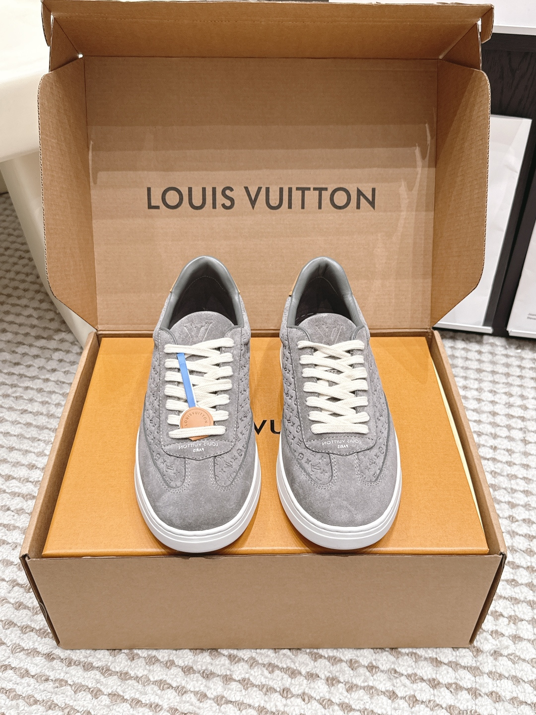 NO:930083,Purchasing grade LV Flash Series 26/ Couple model, casual sports shoes, moral training shoes. This Flash sports shoe appears in the spring and summer series with a simple and fashionable configuration. The leather patch on the cow leather upper is integrated with distinctive stitching and brand logo embossing, showing the inspiration of leather goods. The same color rubber outsole blooms with Monogram flowers. Fabric: Original custom imported frosted cowhide embossing. Lining: Imported soft sheepskin lining. Outsole is made of original open-molded anti-slip rubber material.  Size35-46 (female 40, male 45 46 customized), casual shoes/sports shoes, louis vuitton, sneakers, cowhide, sheepskin19860909代购级 LV Flash系列26/ 情侣款 休闲 运动鞋 德训鞋 本款 Flash 运动鞋 以简约时尚构型亮相 春夏系列.牛皮革鞋面上的皮革贴饰融入鲜明缝线与品牌标识压纹,道出皮具的灵感启发.同色橡胶外底绽放Monogram 花卉 面料 : 原版定制进口磨砂牛皮压花 内里 : 进口柔软羊皮里 大底原版开模防滑橡胶材质 Size35-46（女40 男45 46定做）,休闲鞋/运动鞋,louis vuitton,sneakers,cowhide,sheepskin,Women's Shoes