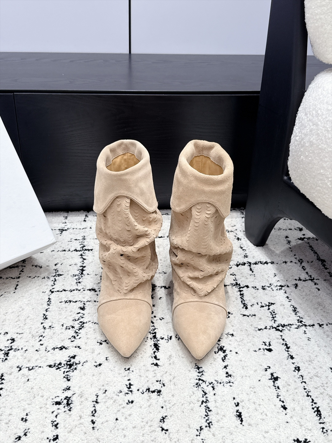 NO:958013,Isabel Mar*26/ New style pleated short boots. Rare boots that make me shine. The pleated design is lazy and casual. There is no pressure in and out of the counter. I am attracted by the first glance. Beautiful western boots. Lazy French style. Soft and comfortable. Super comfortable. The cat heel is not tiring when walking. Very easy to wear. The upper is imported from Niu Jing. The lining is imported cowhide. The outsole is imported genuine leather. Size35-42 (40 41)  42 customized), boots, boots, cowhide, Leather soles19860909Isabel Mar*26/ 新款 褶皱短靴 难得让我眼前一亮的小靴子 褶皱设计慵懒随性 进出专柜无压力 一眼心动 貌美西部战靴 慵懒法式 软糯舒适 超舒服的一款 猫跟暴走不累 超好穿 鞋面进口牛京 内里进口牛皮 大底进口真皮大底 Size35-42（40 41 42定做）,靴子,boots,cowhide,Leather soles,Women's Shoes