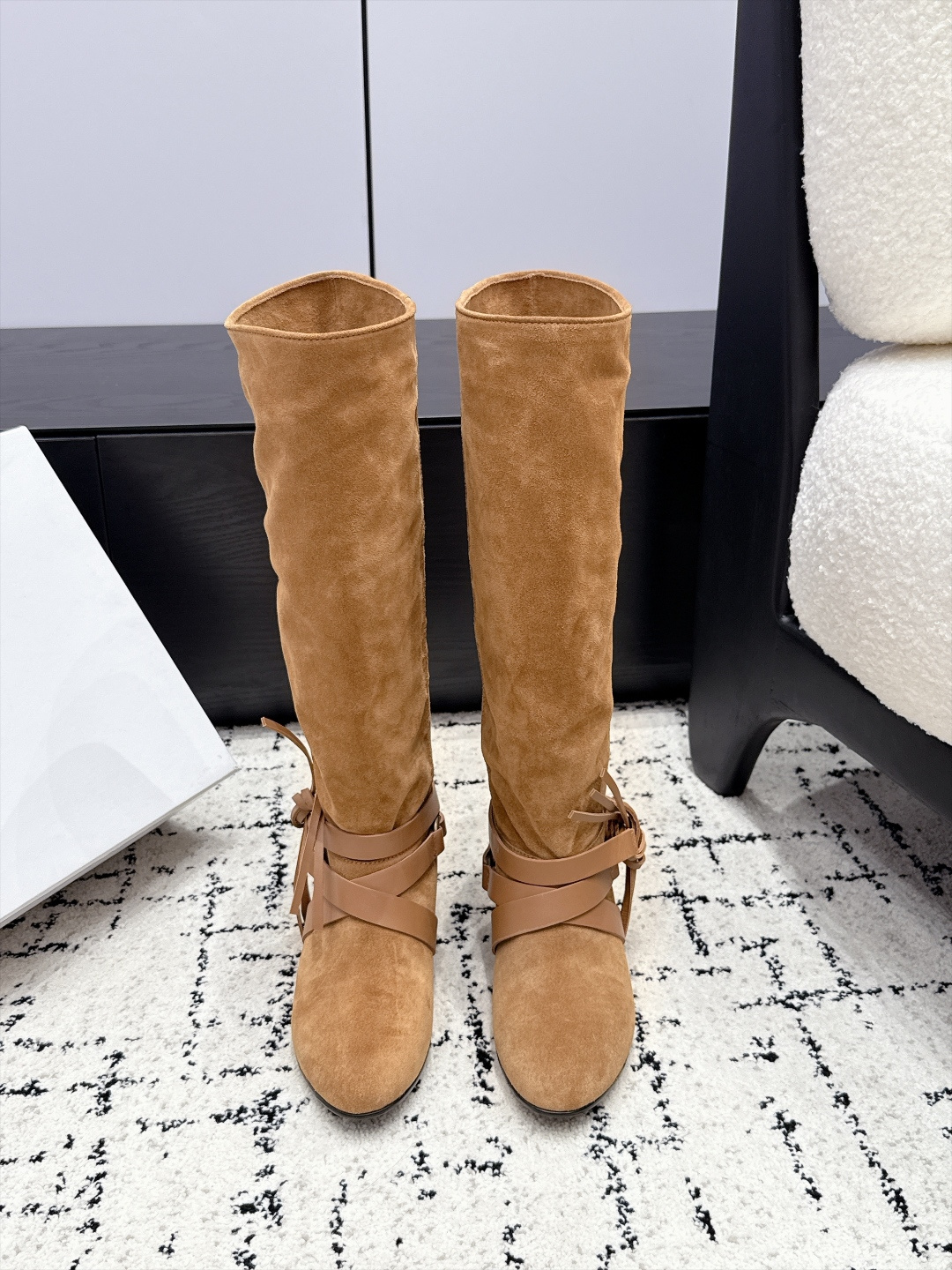 NO:958006,Isabel Maran* 26/ Rejen lace-up tassel suede boots isabel marant's new show 'cool luxury nomadic style, totem embroidery and beaded tassels enrich the presentation of styles, which are either rough or delicate, or hard or soft, creating a female image that combines 'French romantic relaxation, free and easy, feminine charm and cool luxury attitude' Upper cowhide leather Lining sheepskin Outsole Italian imported leather outsole  Size35-42 (40 41 42 customized), boots, boots, sheepskin, chamois leather, Leather soles19860909Isabel Maran* 26/ Rejen 绑带流苏麂皮长靴 isabel marant 新款秀场“酷奢游牧风,图腾刺绣与串珠流苏等丰富了款式的呈现,或粗犷、或细腻,或坚硬或柔软,塑造了一个兼具“法式浪漫松弛、洒脱不羁、女性魅力与酷奢态度”的女性形象 鞋面牛京皮  内里羊皮 大底意大利进口真皮大底 Size35-42（40 41 42定做）,靴子,boots,sheepskin,chamois leather,Leather soles,Women's Shoes