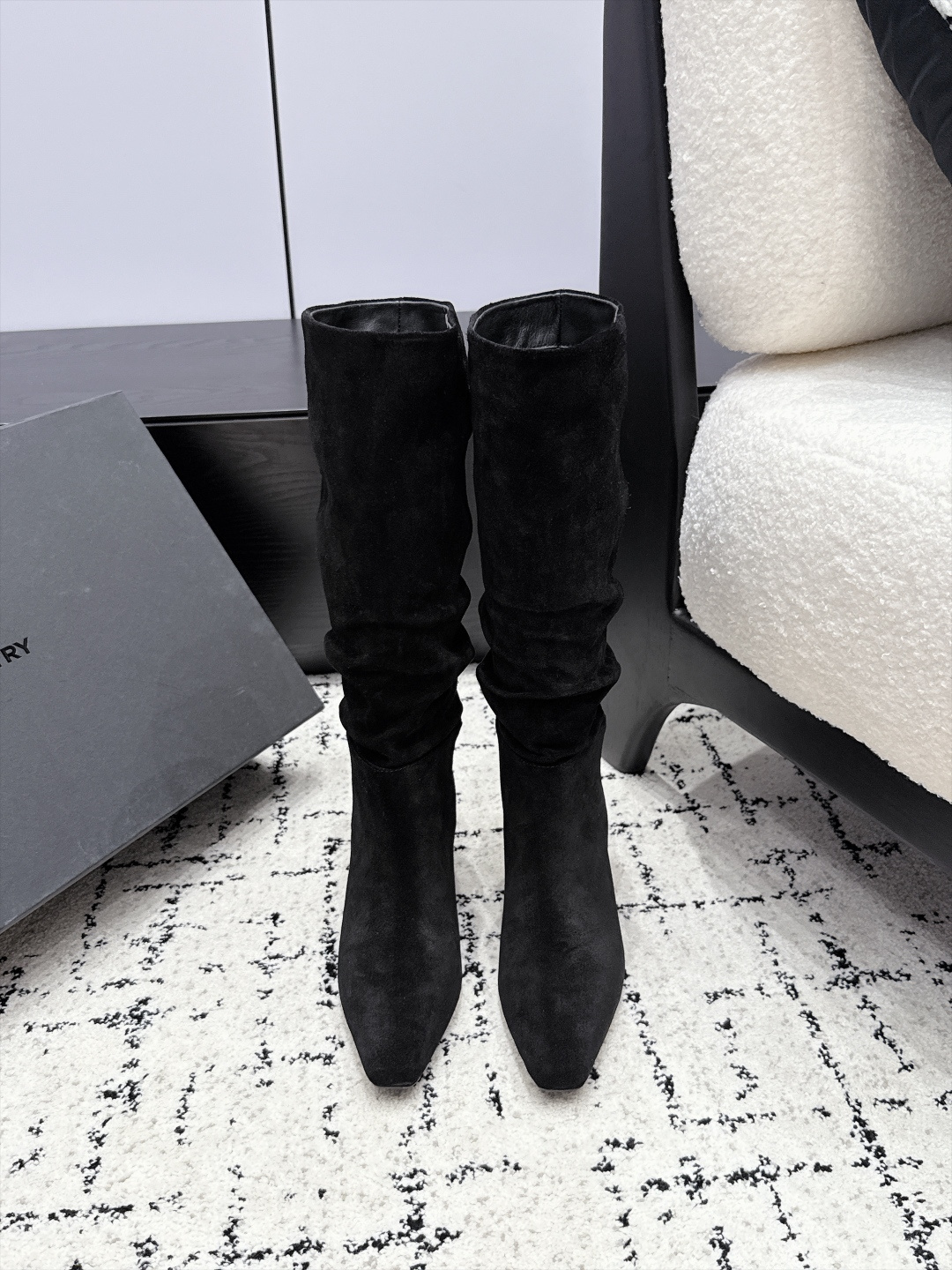 NO:957992,Dymonlatr*26ss summer new pointed toe thick heel short boots. Soft wrinkled boot shaft with bright metal slant heel to release a cool and pioneering aura with every step. Loose pleat design accommodates all types of legs. Pointed toe lines elongate the leg proportions. Matte leather and suede materials are available. Pair with slim leather pants or long windbreaker to create a street retro cool atmosphere. Suitable for those who pursue individual niche wear and have a strong aura. The upper is imported cowhide/sheep suede.  Imported lycra sheepskin lining, open molded outsole, heel height 5.5cm, Size 35-41 (40 41 customized), boots, boots, cowhide, sheepskin, chamois leather19860909Dymonlatr*26ss夏季新款尖头粗跟短靴 柔皱靴筒搭配亮眼金属斜跟 每一步都释放冷调先锋气场 宽松堆褶设计包容各类腿型 尖靴头线条拉长腿部比例 哑光皮革与麂皮双材质可选 搭配修身皮裤或是长款风衣打造街头复古酷感氛围 适合追求个性小众穿搭人群实穿且自带凌厉气场 鞋面进口牛皮./羊反绒 内里进口莱卡布羊皮 大底开模大底 跟高5.5cm Size35-41（40 41定做）,靴子,boots,cowhide,sheepskin,chamois leather,Women's Shoes