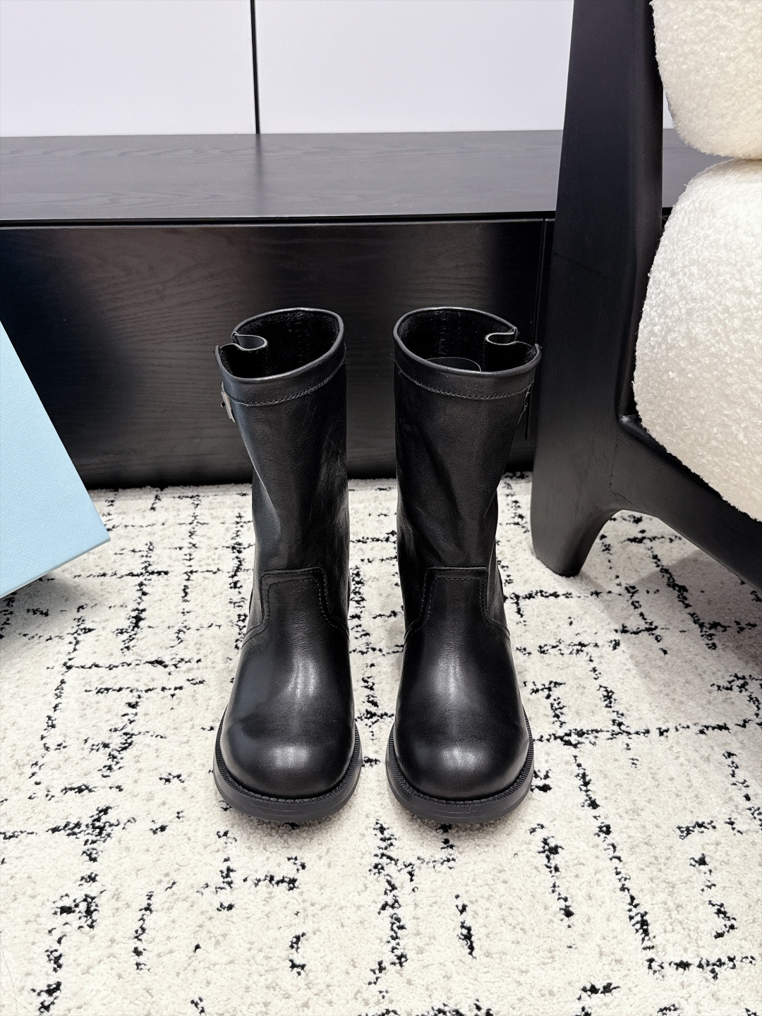 NO:957986,Prad*26/ New round-toe retro motorcycle mid-calf boots. Prada retro motorcycle mid-calf boots have a timeless Italian style and neat feel. The shiny genuine leather texture has a vintage texture, and the thick heels are stable for walking all day long. The dark brown is retro and lazy, and the pure black is cool and capable. It can be easily adapted to pants and skirts, and the low-key aura of the classic brand is worn on the feet. The upper is imported calfskin, the lining is cowhide, and the sole is original molded and customized outsole.  Size35-40 (40 customized), boots, prada, boots, skirts, cowhide19860909Prad*26/ 新款 圆头复古机车中筒靴 Prada复古机车中筒靴,永不过时的意式利落感,油亮真皮肌理自带岁月质感,粗跟稳走一整天.深棕复古慵懒,纯黑酷飒干练,裤装裙装都能轻松适配,把经典品牌的低调气场穿在脚上. 鞋面进口小牛皮 内里牛皮 鞋底原版开模定制大底 Size35-40（40定做）,靴子,prada,boots,skirts,cowhide,Women's Shoes