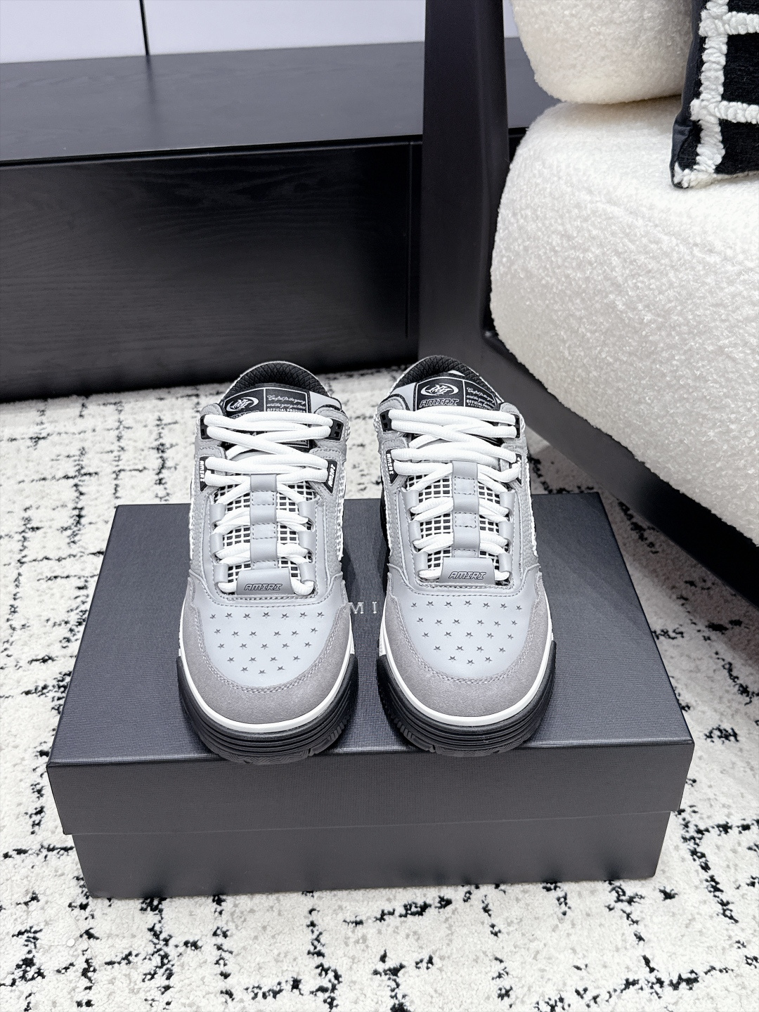 NO:958027,#TOP VERSION COUPLE MODEL AMIRI EMIL 26/ Latest MA Skyline Series Retro Thick Sole Couple Model Casual Sports Shoes Basketball Shoes Sneakers The new MA Skyline series, three-dimensional MA QUAD embellishment, using two-color rubber soles with textured leather uppers, personalized retro basketball style casual shoes, a must-have item for fashionistas. Fabric: Original custom imported first-layer cowhide. Lining: Original custom-made breathable mesh lining. Outsole: Original open-molded anti-slip rubber material. Size:  35-45 (40 for women and 45 for men, customized), casual shoes/sports shoes, amiri, sneakers, cowhide19860909#顶级版本 情侣款 AMIRI 埃米尔 26/ 最新MA Skyline系列 复古 厚底 情侣款 休闲 运动鞋 篮球鞋 板鞋 全新MA Skyline系列,立体MA QUAD点缀,采用双色橡胶鞋底搭配质感皮革鞋面,个性复古篮球风格休闲鞋,潮人必配单品. 面料: 原版定制进口头层牛皮 内里: 原版定制透气网里 大底: 原版开模防滑橡胶材质 Size: 35-45（女40 男45定做）,休闲鞋/运动鞋,amiri,sneakers,cowhide,Women's Shoes
