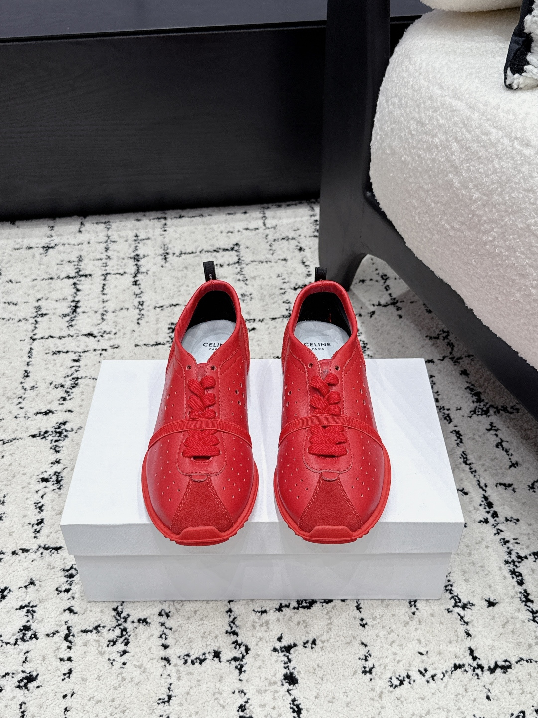 NO:957968,CELINE 26/Autumn New Racer Series Forrest Gump Shoes Flat Casual Shoes Many celebrity fashion bloggers have planted their shoes. The design of Forrest Gump shoes is classic and never goes out of style. It is cool and versatile. Whether it is a sports style outfit or a casual outfit for daily outings, it can be perfectly adapted to easily enhance the texture of the overall look. Moreover, the design of this pair of shoes fits the shape of the foot very well. It will not tire your feet when walking. It is also very breathable in spring and summer and will not make you sweat.  Whether you are going shopping, traveling or exercising, it can be your best match. Cowhide upper, sheepskin lining, outsole, original tpu custom outsole, Size 35-41 (customized at 40.41), casual shoes/sports shoes, celine, sneakers, cowhide, sheepskin19860909CELINE 26/秋季新款Racer系列 阿甘鞋 平底休闲鞋 超多明星时尚博主种草 阿甘鞋鞋型设计经典永不过时 酷帅又百搭无论是运动风穿搭 还是日常出街的休闲装,它都能完美适配,轻松提升整体造型的质感 而且这双鞋的设计很贴合脚型,走路不累脚,春夏穿着也很透气,不会闷汗 不管你是去逛街、旅行还是运动,它都能成为你的最佳搭子 鞋面牛皮 内里羊皮 大底原版tpu定制大底 Size35-41（40.41订做）,休闲鞋/运动鞋,celine,sneakers,cowhide,sheepskin,Women's Shoes