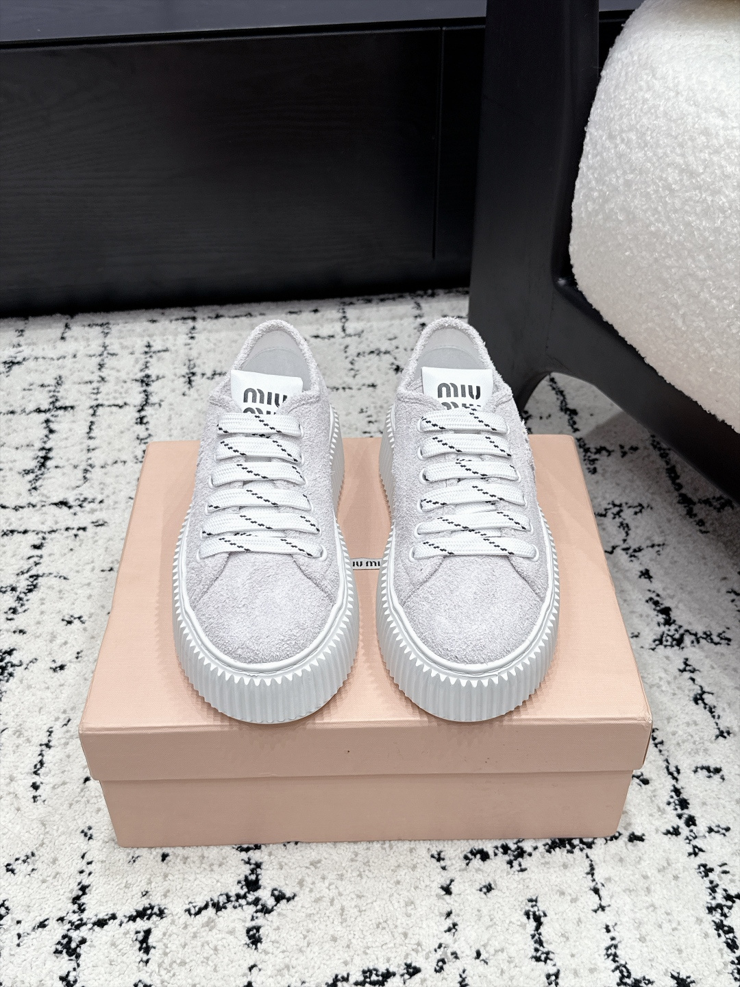 NO:957951,Suede Miu Miu 26/new retro fashion thick-soled biscuit white shoes, low-key luxury. The shoes are ultra-light overall, not picky about the shape of the foot, the style is really simple and good-looking, and it is an eye-catching artifact that becomes more and more durable over time! So how can you miss a pair of canvas biscuit shoes on your feet this summer! Fabric suede/canvas, inner leather lining, non-slip and wear-resistant EVA outsole  Size: 35-40 (40 is custom-made and cannot be returned or exchanged), casual shoes/sports shoes, miumiu, sneakers19860909反绒皮 Miu Miu 26/新款复古时尚厚底饼干小白鞋 低调奢华.鞋子整体超轻,不挑脚型,款式真的简约又好看,越久越耐看的一款吸睛神器! 那么今年夏天脚上怎能少一双帆布饼干鞋呢!  面料牛反绒/帆布 内里皮里 大底防滑耐磨EVA大底 Size:35-40（40定做不退换）,休闲鞋/运动鞋,miumiu,sneakers,Women's Shoes