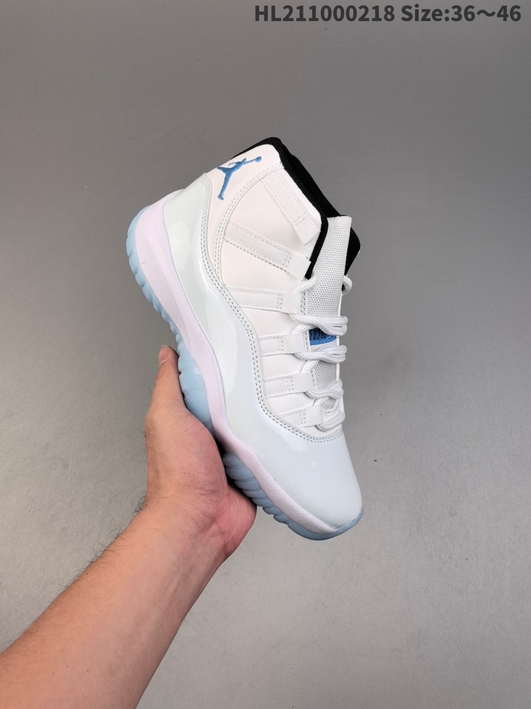集合 Air Jordan 11 Retro High "Legend Blue" 高帮 传奇蓝 AJ11 乔丹11代 aj11 乔11 高邦 白蓝 乔丹篮球鞋系列 款鞋采用了和经典Columbiah配色类似的色彩搭配,鞋身漆皮搭配白色尼龙材料打造, 鞋帮侧面Jumpman Logo刺绣采用了北卡蓝色点缀,鞋带扣辅以蓝色字体呈现,而后跟的数字“23”刺绣则采用了白色妆点,最后以白色中底搭配半透明水晶外底及蓝色Jumpman Logo完善整体设计收尾. 男货号:378037-117 女货号:378038-117HL211000218