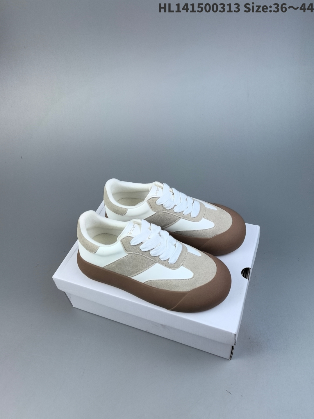 集合💰150
内嵌缓震PU鞋垫#外置增高加厚橡胶大底❗GOODBAI蓬蓬鞋!胖德训好可爱!白敬亭主理品牌GOODBAI DUM DUM Low 蓬蓬系列低帮丑萌面包风厚底
以上世纪70-80年代德训鞋为蓝本,颠覆优雅精致的印象,注入来自GOODBAI的蓬蓬生命力。鞋楦加宽,在鞋头演绎出宽厚的圆弧轮廓,为眼睛和双脚带来同样舒适的空间感;鞋面由不同材质构成,保留德训鞋的拼接方式,呈现出丰富的层次。经过反复调试的鞋底厚却不重,橡胶外底向上包覆至鞋面,强调了外形的圆钝效果;搭载PU鞋垫和EVA中底,让“蓬蓬鞋”成为一种视觉印象,更成为一种软硬适中的脚感!HL141500313 Size:36~44