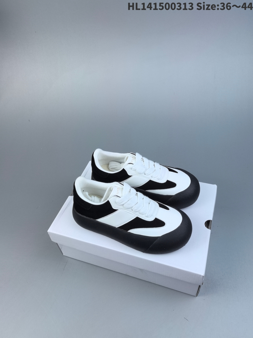 集合💰150
内嵌缓震PU鞋垫#外置增高加厚橡胶大底❗GOODBAI蓬蓬鞋!胖德训好可爱!白敬亭主理品牌GOODBAI DUM DUM Low 蓬蓬系列低帮丑萌面包风厚底
以上世纪70-80年代德训鞋为蓝本,颠覆优雅精致的印象,注入来自GOODBAI的蓬蓬生命力。鞋楦加宽,在鞋头演绎出宽厚的圆弧轮廓,为眼睛和双脚带来同样舒适的空间感;鞋面由不同材质构成,保留德训鞋的拼接方式,呈现出丰富的层次。经过反复调试的鞋底厚却不重,橡胶外底向上包覆至鞋面,强调了外形的圆钝效果;搭载PU鞋垫和EVA中底,让“蓬蓬鞋”成为一种视觉印象,更成为一种软硬适中的脚感!HL141500313 Size:36~44