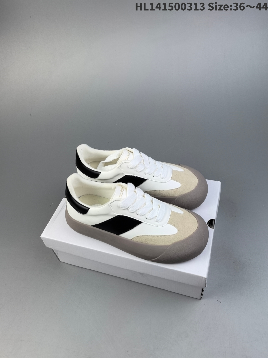 集合💰150
内嵌缓震PU鞋垫#外置增高加厚橡胶大底❗GOODBAI蓬蓬鞋!胖德训好可爱!白敬亭主理品牌GOODBAI DUM DUM Low 蓬蓬系列低帮丑萌面包风厚底
以上世纪70-80年代德训鞋为蓝本,颠覆优雅精致的印象,注入来自GOODBAI的蓬蓬生命力。鞋楦加宽,在鞋头演绎出宽厚的圆弧轮廓,为眼睛和双脚带来同样舒适的空间感;鞋面由不同材质构成,保留德训鞋的拼接方式,呈现出丰富的层次。经过反复调试的鞋底厚却不重,橡胶外底向上包覆至鞋面,强调了外形的圆钝效果;搭载PU鞋垫和EVA中底,让“蓬蓬鞋”成为一种视觉印象,更成为一种软硬适中的脚感!HL141500313 Size:36~44