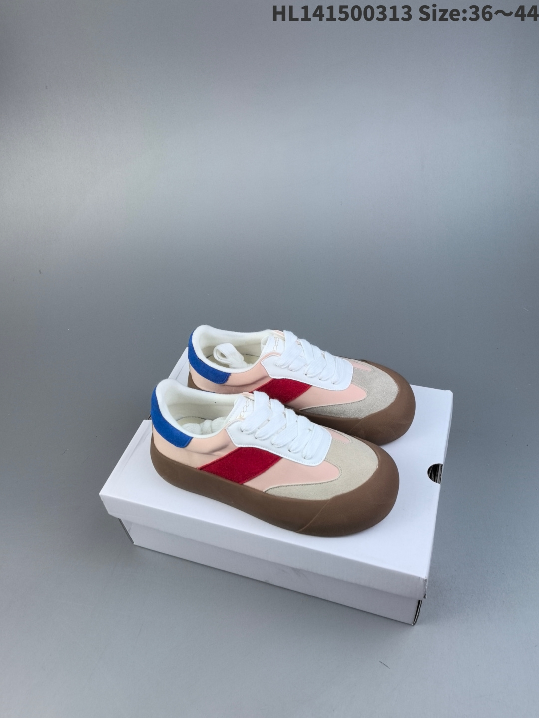 集合💰150
内嵌缓震PU鞋垫#外置增高加厚橡胶大底❗GOODBAI蓬蓬鞋!胖德训好可爱!白敬亭主理品牌GOODBAI DUM DUM Low 蓬蓬系列低帮丑萌面包风厚底
以上世纪70-80年代德训鞋为蓝本,颠覆优雅精致的印象,注入来自GOODBAI的蓬蓬生命力。鞋楦加宽,在鞋头演绎出宽厚的圆弧轮廓,为眼睛和双脚带来同样舒适的空间感;鞋面由不同材质构成,保留德训鞋的拼接方式,呈现出丰富的层次。经过反复调试的鞋底厚却不重,橡胶外底向上包覆至鞋面,强调了外形的圆钝效果;搭载PU鞋垫和EVA中底,让“蓬蓬鞋”成为一种视觉印象,更成为一种软硬适中的脚感!HL141500313 Size:36~44