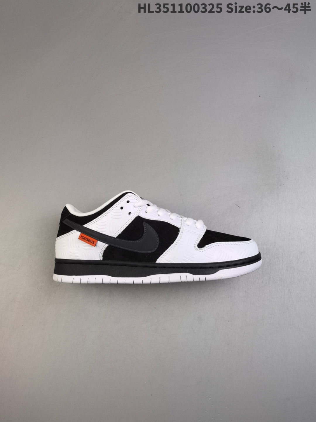 TIGHTBOOTH x Nike Dunk SB Low Pro "Black and White" 耐克 SB 低帮 联名黑白 减震耐磨低邦板鞋男女同款 整双鞋使用了经典的黑白色为主题,黑色部分使用了绒面革材质,而白色的皮革鞋面则增加了一些类似抓痕压印的效果,鞋身是黑色Swoossh Logo似乎在光线下还带有一些反光效果.此外,鞋舌外侧用排列整齐的颗粒波点装饰,并在侧边加入橘色的TIGHTBOOTH品牌Logoz,最后在鞋舌内里及鞋垫处使用抢眼的橘色,彰显联名属性的同时又增加了视觉冲击力,最后以黑色中底搭配白色橡胶外底完善设计收尾. 货号:FD2629-100 HL351100325 半