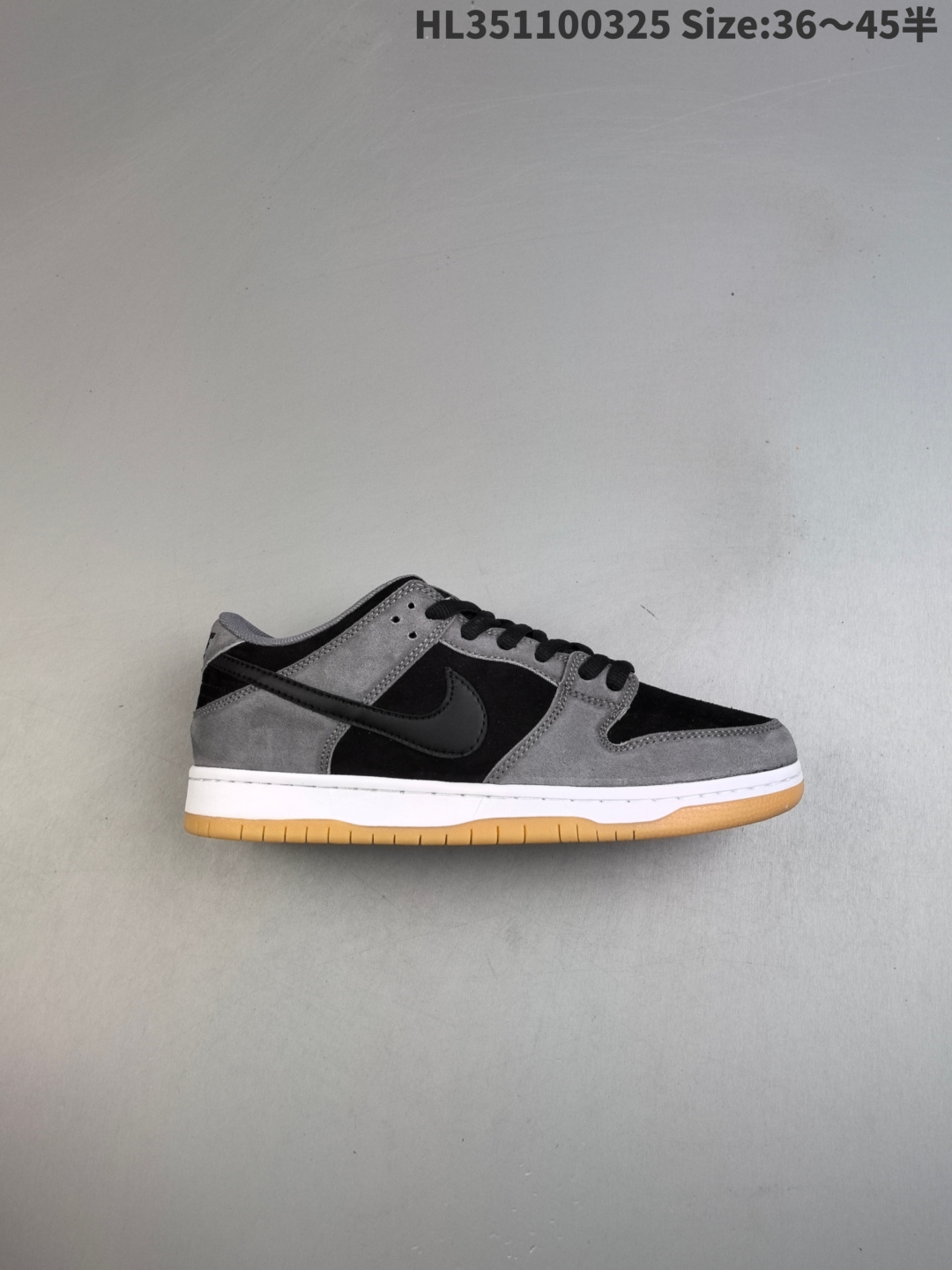TIGHTBOOTH x Nike Dunk SB Low Pro "Black and White" 耐克 SB 低帮 联名黑白 减震耐磨低邦板鞋男女同款 整双鞋使用了经典的黑白色为主题,黑色部分使用了绒面革材质,而白色的皮革鞋面则增加了一些类似抓痕压印的效果,鞋身是黑色Swoossh Logo似乎在光线下还带有一些反光效果.此外,鞋舌外侧用排列整齐的颗粒波点装饰,并在侧边加入橘色的TIGHTBOOTH品牌Logoz,最后在鞋舌内里及鞋垫处使用抢眼的橘色,彰显联名属性的同时又增加了视觉冲击力,最后以黑色中底搭配白色橡胶外底完善设计收尾. 货号:FD2629-100 HL351100325 半