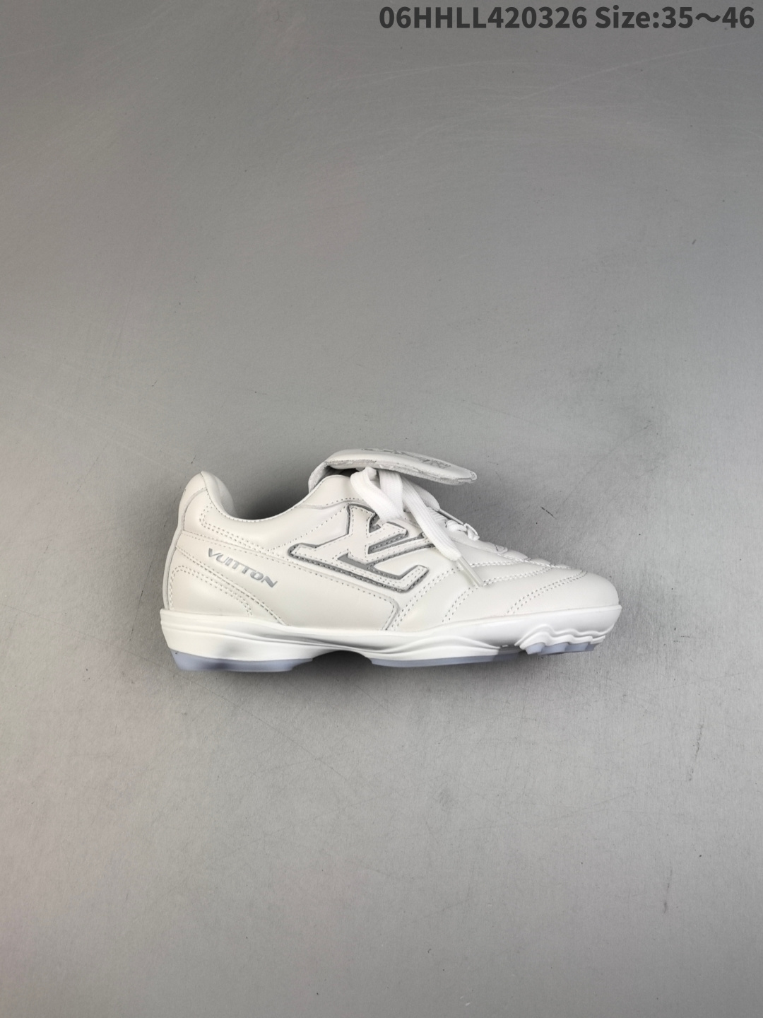 纯原版本 Louis Vuitton Footprint Soccer 路易威登 LV 低帮 白色 2025春夏系列足球鞋 皮革圆头系带低邦生活休闲鞋 Footprint Soccer以足球运动鞋为灵感,将绿茵场的活力与奢华材质完美结合,展现了运动与时尚的新融合预示着鞋履时尚的新趋势值得注意的是,这款鞋型均采用了薄底鞋设计,在面包鞋盛行多年后,时尚圈的风向似乎正在向更加简约的薄底鞋转变;Louis Vuitton本季的新品,无疑将在这一趋势中发挥重要作用,为时尚界带来更多可能性. 货号:1AHDOE HHLL420326