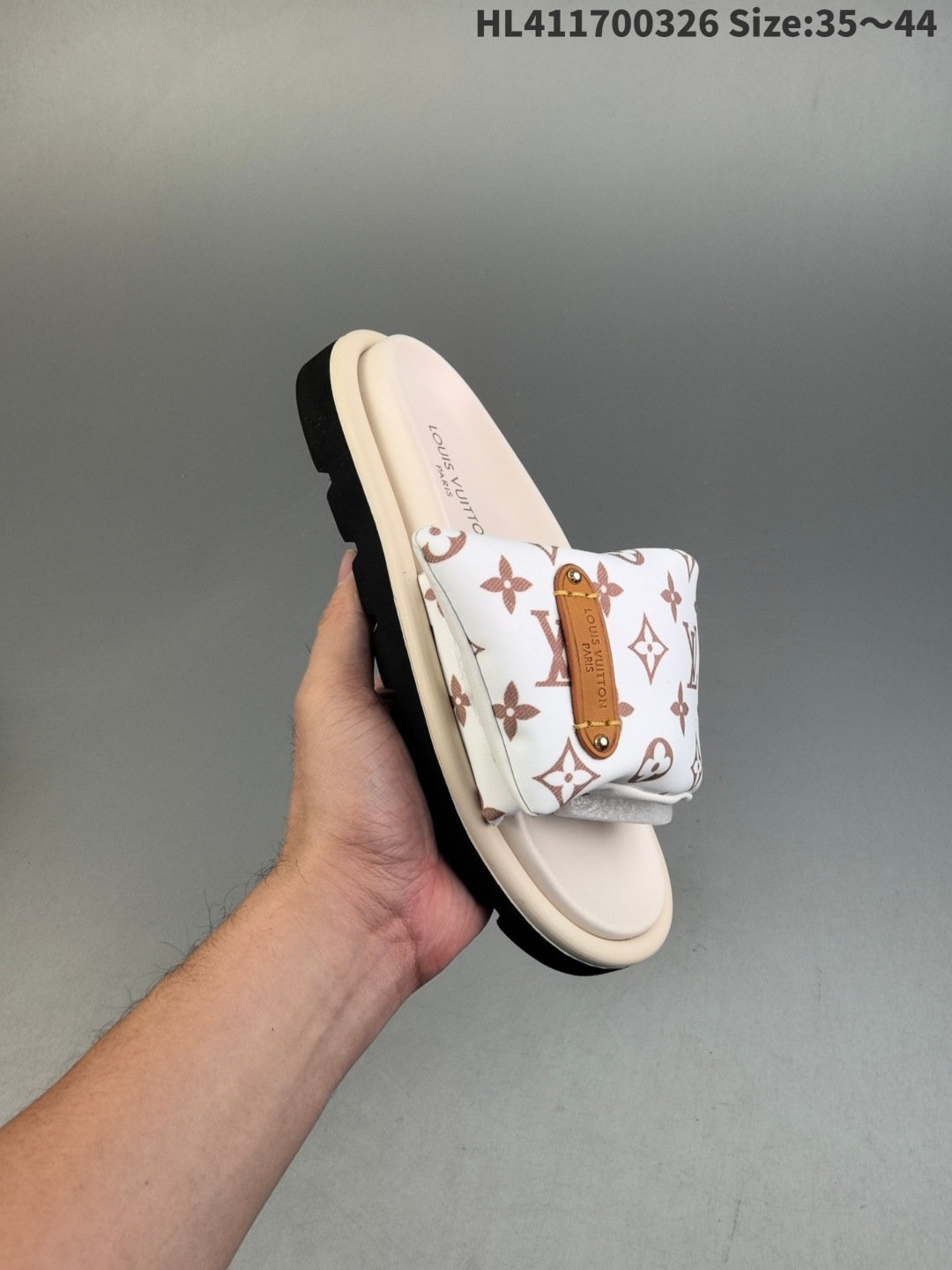 集合一 Louis Vuitton 2025 专柜 春夏新款 最高限定 专柜上新 LV情侣厚底魔术贴拖鞋 明星同款 网红博主推荐 ◆ Lv 原版3D打印老花 ◆ 内里海绵 ◆ 水台4.5CM ◆ 原版私膜 真皮大底 ◆ 全套专柜包装HL411700326