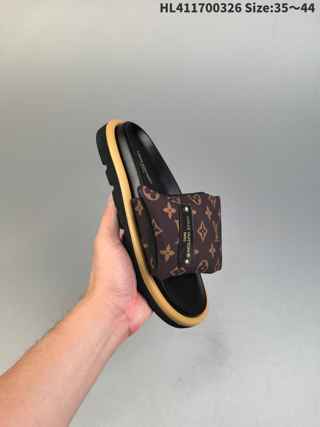 集合二 Louis Vuitton 2025 专柜 春夏新款 最高限定 专柜上新 LV情侣厚底魔术贴拖鞋 明星同款 网红博主推荐 ◆ Lv 原版3D打印老花 ◆ 内里海绵 ◆ 水台4.5CM ◆ 原版私膜 真皮大底 ◆ 全套专柜包装HL411700326