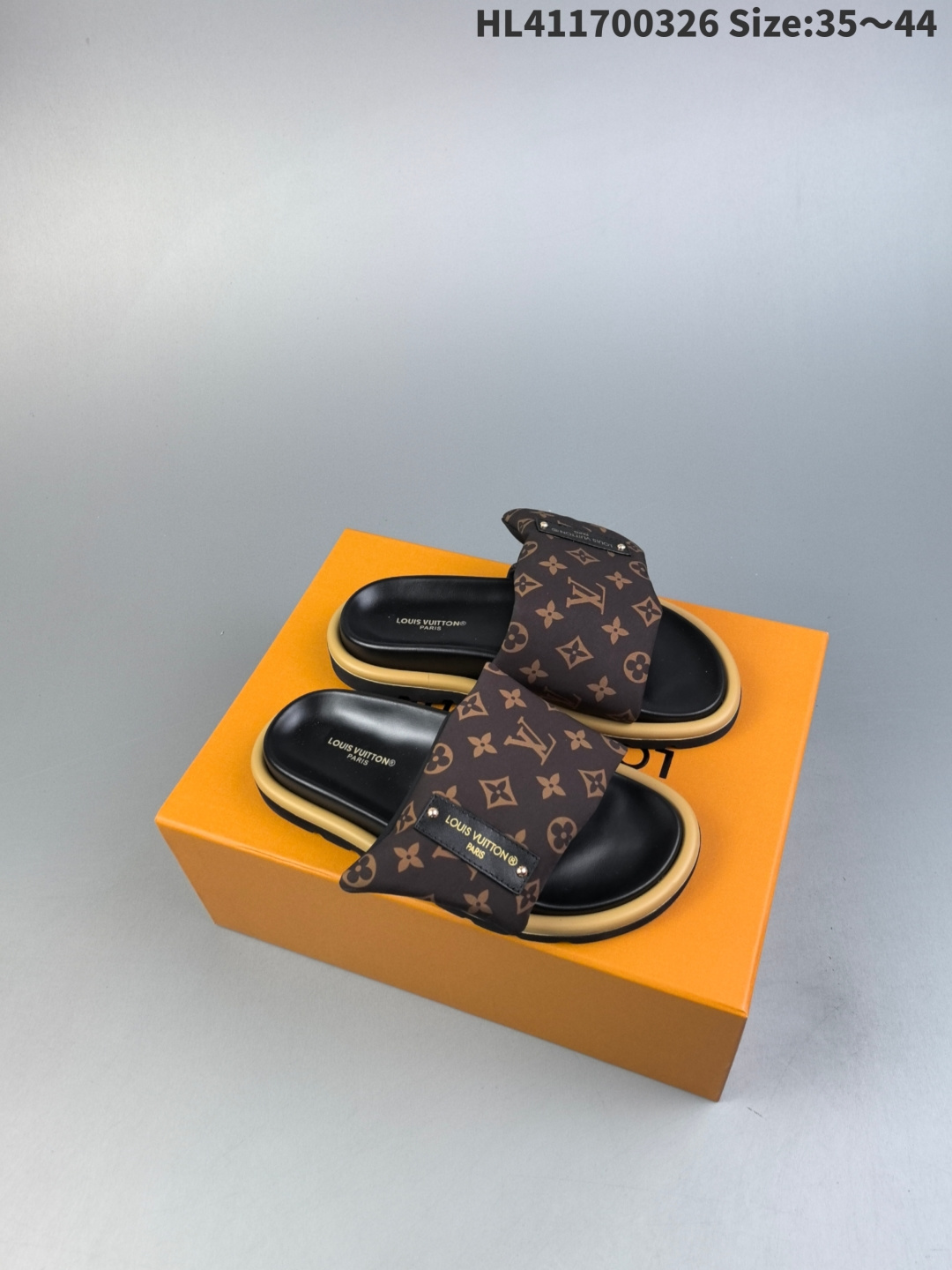 集合二 Louis Vuitton 2025 专柜 春夏新款 最高限定 专柜上新 LV情侣厚底魔术贴拖鞋 明星同款 网红博主推荐 ◆ Lv 原版3D打印老花 ◆ 内里海绵 ◆ 水台4.5CM ◆ 原版私膜 真皮大底 ◆ 全套专柜包装HL411700326