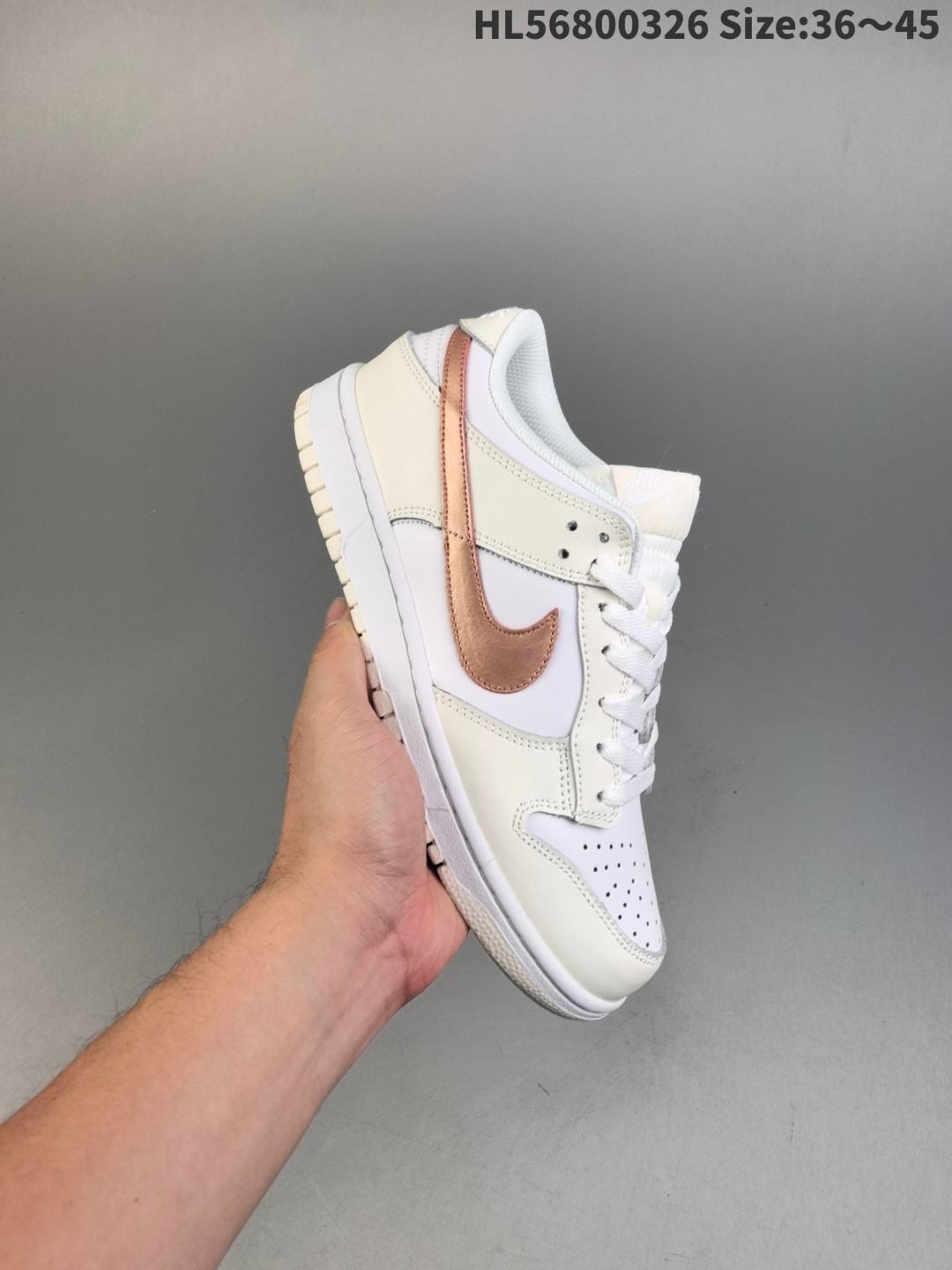 集合二 特价!NIKE DUNK SB LOW 慈善爱心 Dunk SB顾名思义,具有经典的Dunk血缘,又注入了更多的时尚元素.相较于普通的Dunk滑板鞋,改良版的Dunk SB加厚了鞋舌的填充,使舒适性大大提升,同时也更方便穿脱;中底部分则加入了脚感柔软舒适Zoom Air气垫,有效吸收滑板等极限运动在落地时带来的冲击力,为街头运动者们提供更好的保护 货号:318306-441HL56800326