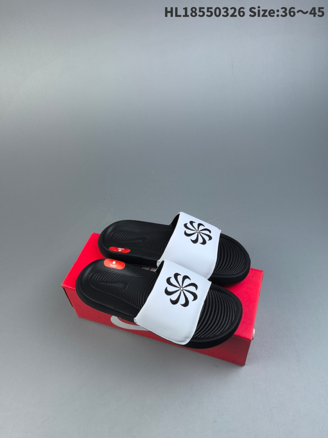 集合一 耐克NK Victori One Slide Print Mix维多利一号系列夏季沙滩运动防滑一字潮流拖鞋 CN9675 简约清爽的夏季必备单品 焕新升级经典必备设计 轻松驾驭海滩和球场看台 轻盈舒适且易于穿搭 搭配全新柔软泡棉 舒适非凡 鞋床契合足形 融入抓附底纹 有助于妥帖包覆并稳固双足 宽版加垫固定带 兼具优质外观和出众穿着体验 编码:HL18550326