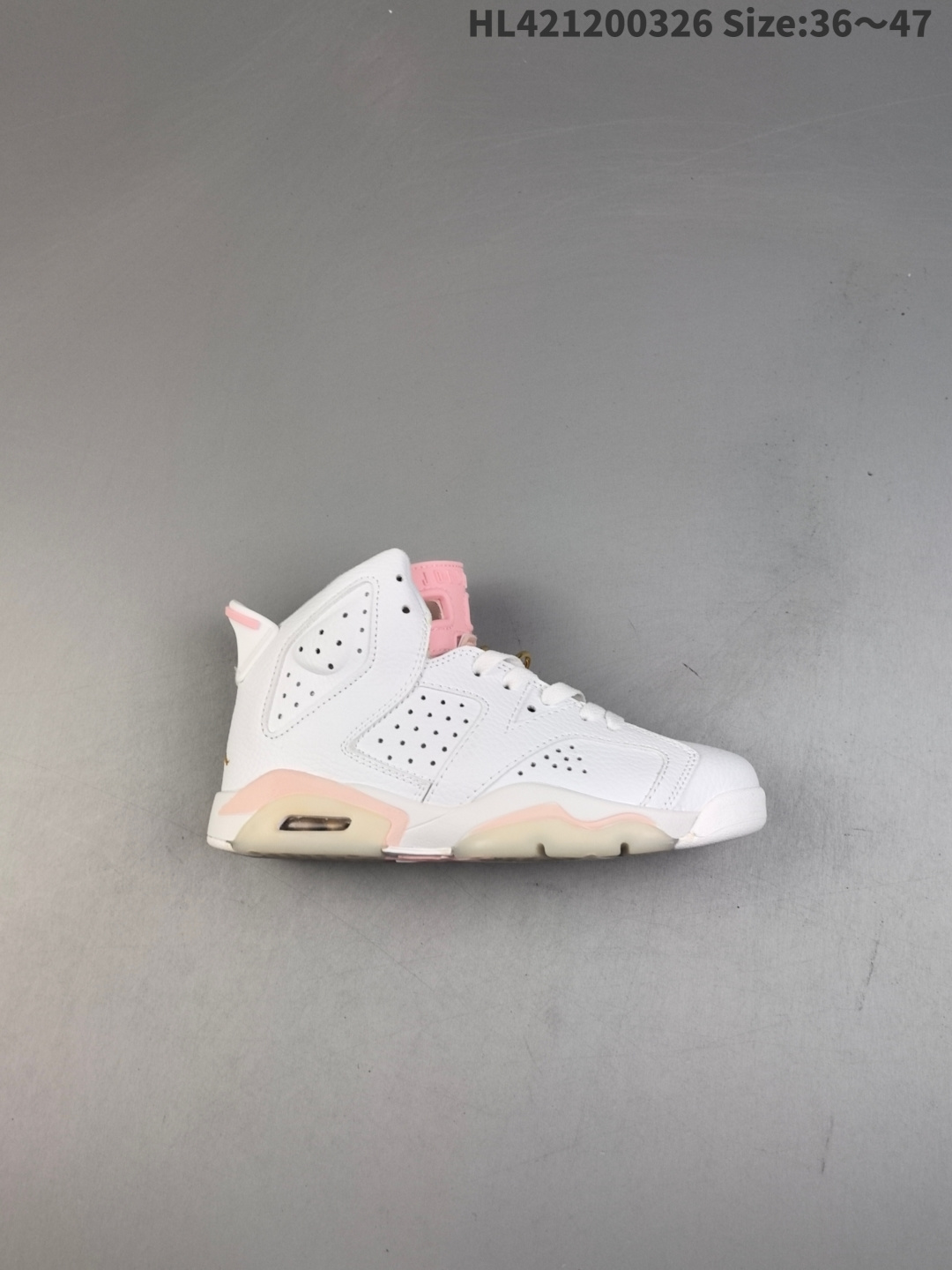 耐克Nike Air Jordan 6 Retro“Georgetown 乔丹AJ6代复古休闲文化篮球鞋. 官方货号:DH9696-100 在漫长的球鞋历史中,每当经典配色复古都能牵动无数玩家的心.而经典配色用在新鞋型上,也能带来独一无二的韵味.近日,一款「乔治城」配色的 Air Jordan 6”Georgetown“迎来在迎来部分实物曝光之后,终于迎来清晰实物.整双鞋在 Air Jordan 6 的鞋型基础上采用灰色麂皮材质覆盖鞋身.可以看出整体的质感十分出众,同时也极具高级感.鞋带扣、鞋舌 Jumpman Logo 以及中底位置点缀深色海军蓝,致敬经典乔治城.依旧搭配淡蓝色半透明水晶外底,完善整双鞋的设计.整体来说是一双颜值不错但是并不会有更多亮眼表现的鞋,对于喜欢 Air Jordan 6 以及灰麂皮这样高级质感的玩家来说,还是相当值得考虑入手的. ID:HL421200326