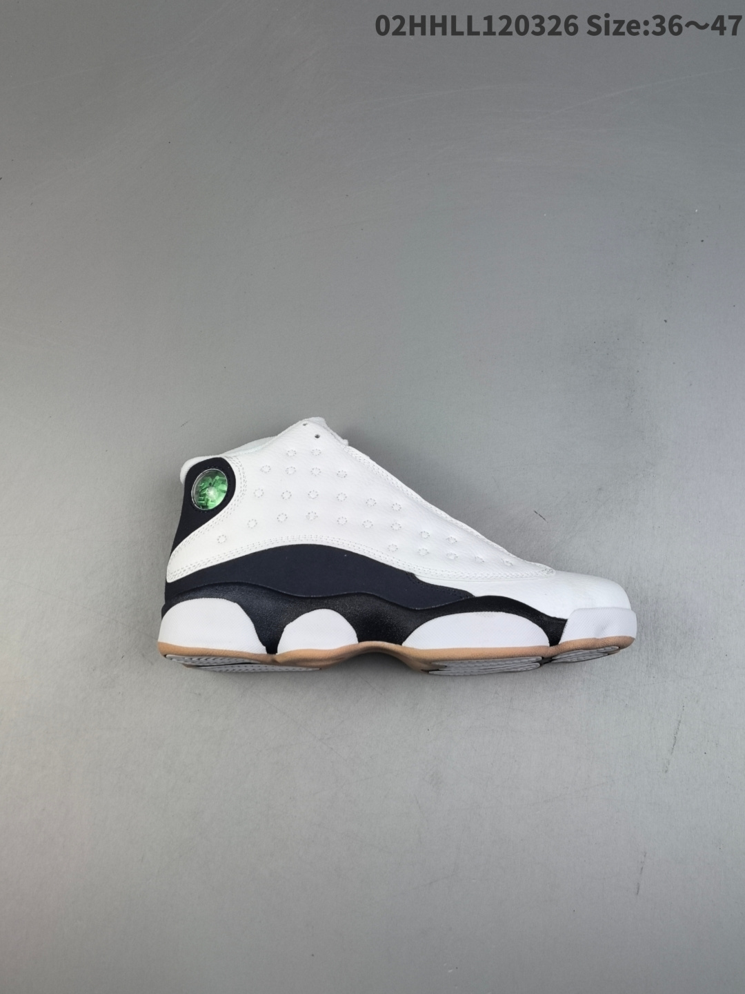 Air Jordan 13 Retro "Midnight Navy" 高帮 白蓝色 AJ13 乔丹13代 aj13 乔13 高邦 白蓝 乔丹篮球鞋系列 鞋身大面积白色荔枝纹材质打造,并以白色皮革点缀鞋面及鞋舌,营造出高端奢华的质感,鞋身中下部深蓝色麂皮覆盖,凸显球鞋质感;鞋面黑色绣标上采用白色刺绣Jordaan,中底植绒部位与后跟包覆均采用深蓝色色调示人,鞋舌Jumpman Logo与外底迷你JJumpman Logo则辅以蓝色点缀,后跟的3D猫眼则是Air Jordan 13点睛之笔,进一步提升鞋款醒目程度. 货号:414571-140 HHLL120326