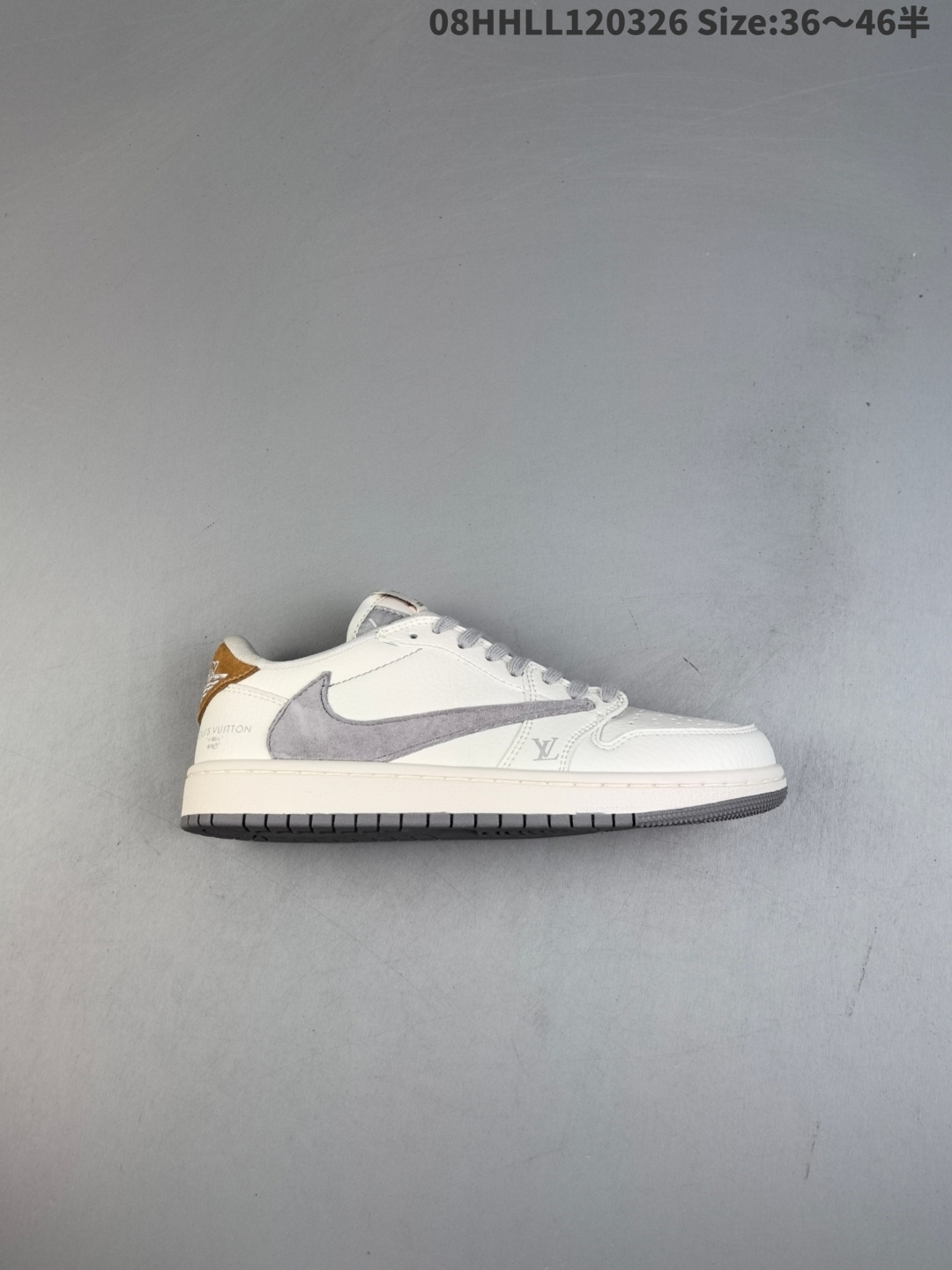 头层带半码 Louis Vuitton x Travis Scott x Air Jordan 1 Low 路易威登LV x AJ1 低帮 白灰黄倒勾联名 AJ1 乔丹1代 aj1 乔1 低邦 米灰黄倒勾联名 乔丹篮球鞋系列 鞋身整体以米白色为底搭配米白色框架覆盖层,标志性的反钩Swoosh Logo采用灰色麂皮呈现,内侧则辅以灰色麂皮Swoosbh Logo点缀,后跟装饰采用黄色麂皮制作,鞋舌等多处TS标志性元素均得以保留;鞋舌米色绣标上点缀黄色LV标志,后跟下方印有Louis Vuitton字样,后跟的厂牌Jackm标志以及Wings Logo均采用白色缝线打造,彰显联名身份;最后以米白色中底搭配灰色橡胶外底完善整体设计收尾. 货号:LX1988-800 HHLL120326 半