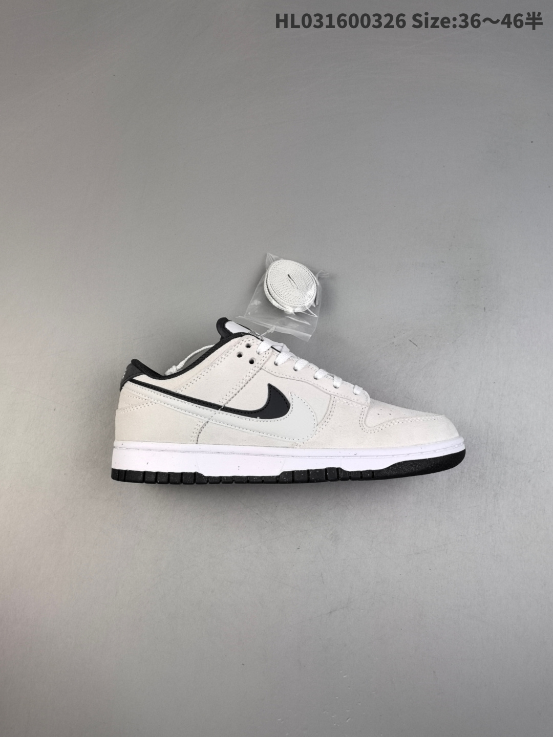 头层带半码 Nike Dunk Low "Double Swoosh" Dunks 耐克 SB 低帮 灰黑双勾 男女同款柔软舒适防滑耐磨低邦板鞋 鞋款整体以灰色麂皮材质为主色调,搭配灰色麂皮框架覆盖层,鞋身两侧重叠Swoosh Logo分别采用灰色、黑色点缀,鞋舌上还缀有“85”字样数字,另外,鞋舌和后跟处的还缀有Nike标识,表明鞋款身份;最后以白色中底搭配黑色橡胶外底完善整体设计收尾. 货号:HV1800-101 HL031600326 半