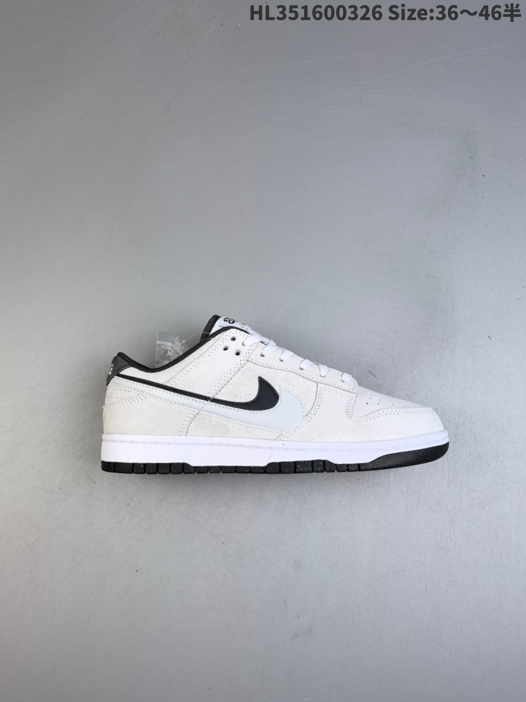 头层带半码 Nike Dunk Low "Double Swoosh" Dunks 耐克 SB 低帮 灰黑双勾 男女同款柔软舒适防滑耐磨低邦板鞋 鞋款整体以灰色麂皮材质为主色调,搭配灰色麂皮框架覆盖层,鞋身两侧重叠Swoosh Logo分别采用灰色、黑色点缀,鞋舌上还缀有“85”字样数字,另外,鞋舌和后跟处的还缀有Nike标识,表明鞋款身份;最后以白色中底搭配黑色橡胶外底完善整体设计收尾. 货号:HV1800-101 HL351600326 半