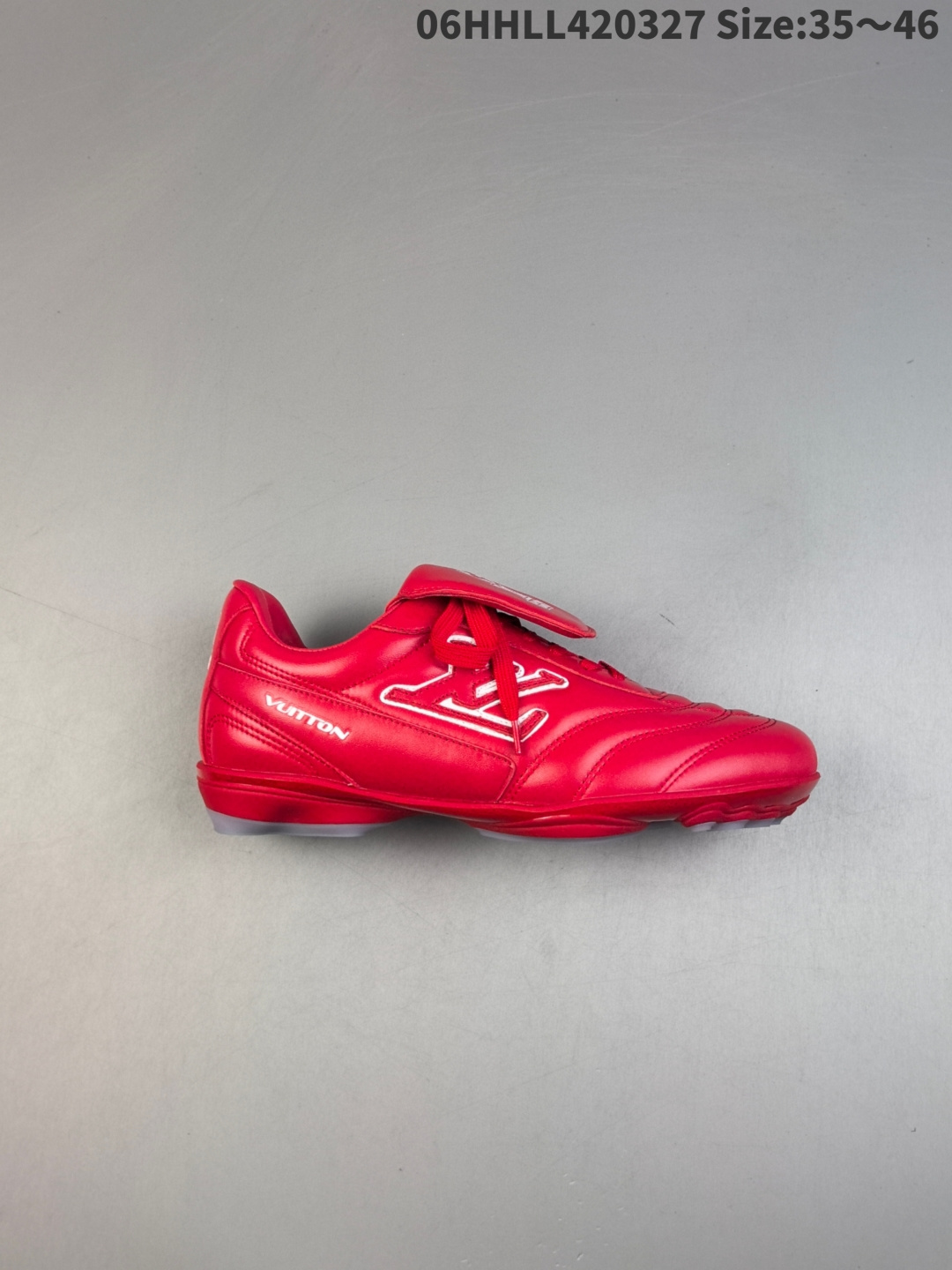 纯原版本 Louis Vuitton Footprint Soccer 路易威登 LV 低帮 红色 2025春夏系列足球鞋 皮革圆头系带低邦生活休闲鞋 Footprint Soccer以足球运动鞋为灵感,将绿茵场的活力与奢华材质完美结合,展现了运动与时尚的新融合预示着鞋履时尚的新趋势值得注意的是,这款鞋型均采用了薄底鞋设计,在面包鞋盛行多年后,时尚圈的风向似乎正在向更加简约的薄底鞋转变;Louis Vuitton本季的新品,无疑将在这一趋势中发挥重要作用,为时尚界带来更多可能性. 货号:1AHDON HHLL420327