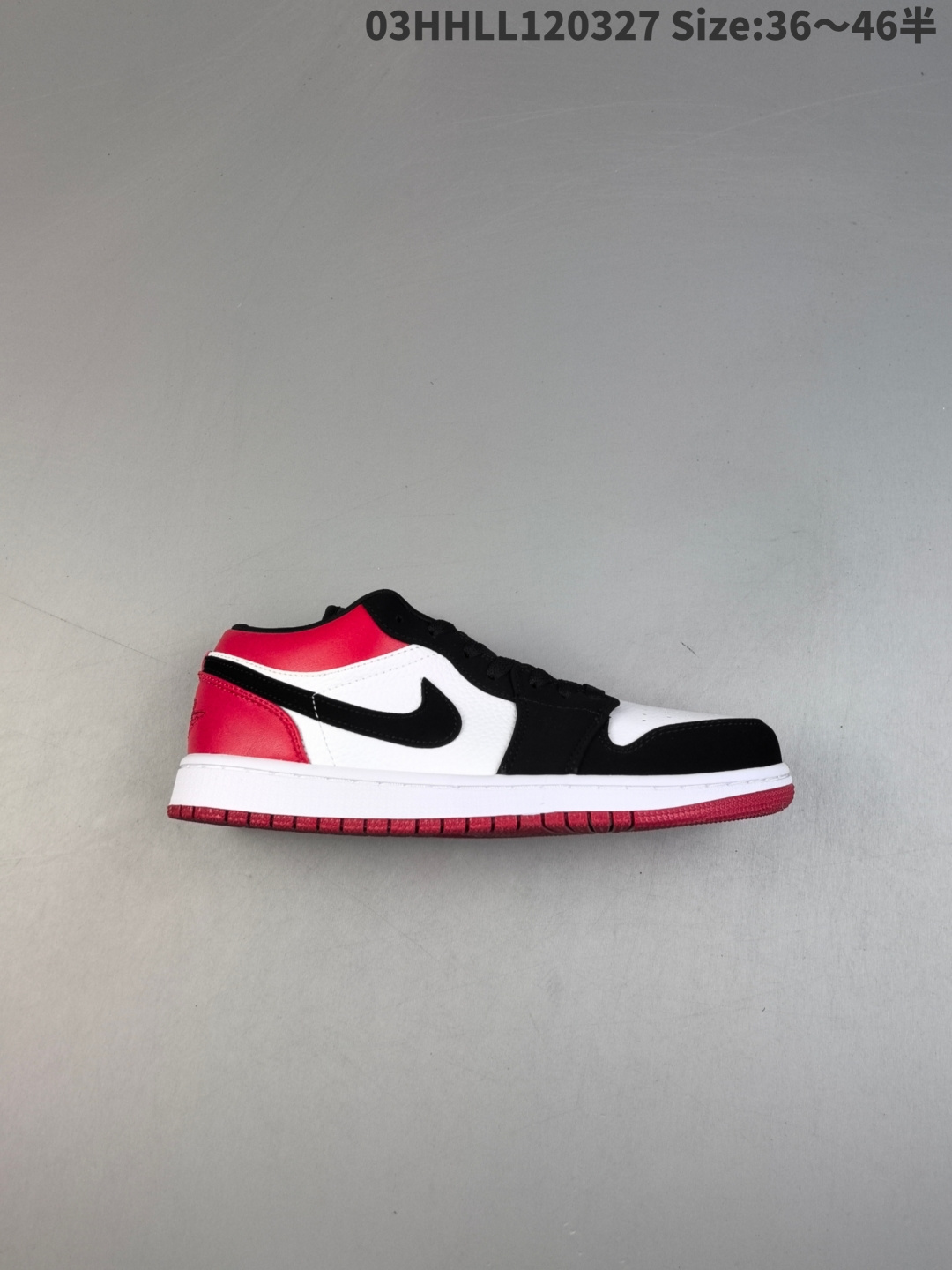 头层带半码 Air Jordan 1 Low "Black Toe" 低帮 黑红脚趾 AJ1 乔丹1代 aj1 乔1 低邦 黑白红 乔丹篮球鞋系列 鞋身整体以优质白色皮革打造,搭配黑色磨砂框架覆盖层,质感拉满;鞋身两侧Swoosbh Logo采用黑色磨砂点缀,鞋跟处的红色覆面犹如点睛之笔,呈现出经典的黑脚趾配色,为整体造型注入活力,鞋舌上Jumpman Logo辅以白色刺绣呈现,后跟Wings Logo及鞋带处23字样均以红色妆点,最后以白色中底搭配红色橡胶外底完善整体设计收尾. 男货号:553558-116 女货号:553560-116 HHLL120327 半