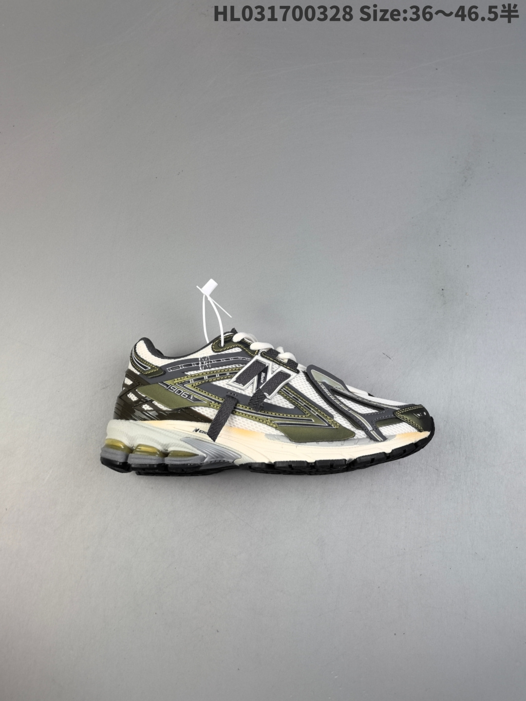 公司级✅New Balance M1906系列复古单品宝藏老爹鞋款 公司级版本复古元素叠加 质感超级棒 楦版型材料细节做工精细 作为NB最经典的档案鞋型之一 与2002一样,1906有着NB最成熟的技术加持和复古款式,而本次推出的版本参照2002r的定位,相信会在性价两端做出权衡.单从造型上来看,依旧是vibe风格,味道很正,细节也很酷,这双1906r无疑必能打入复古跑鞋爱好者的年度鞋款名录 官方货号:U1906ANA ID:HL031700328 半