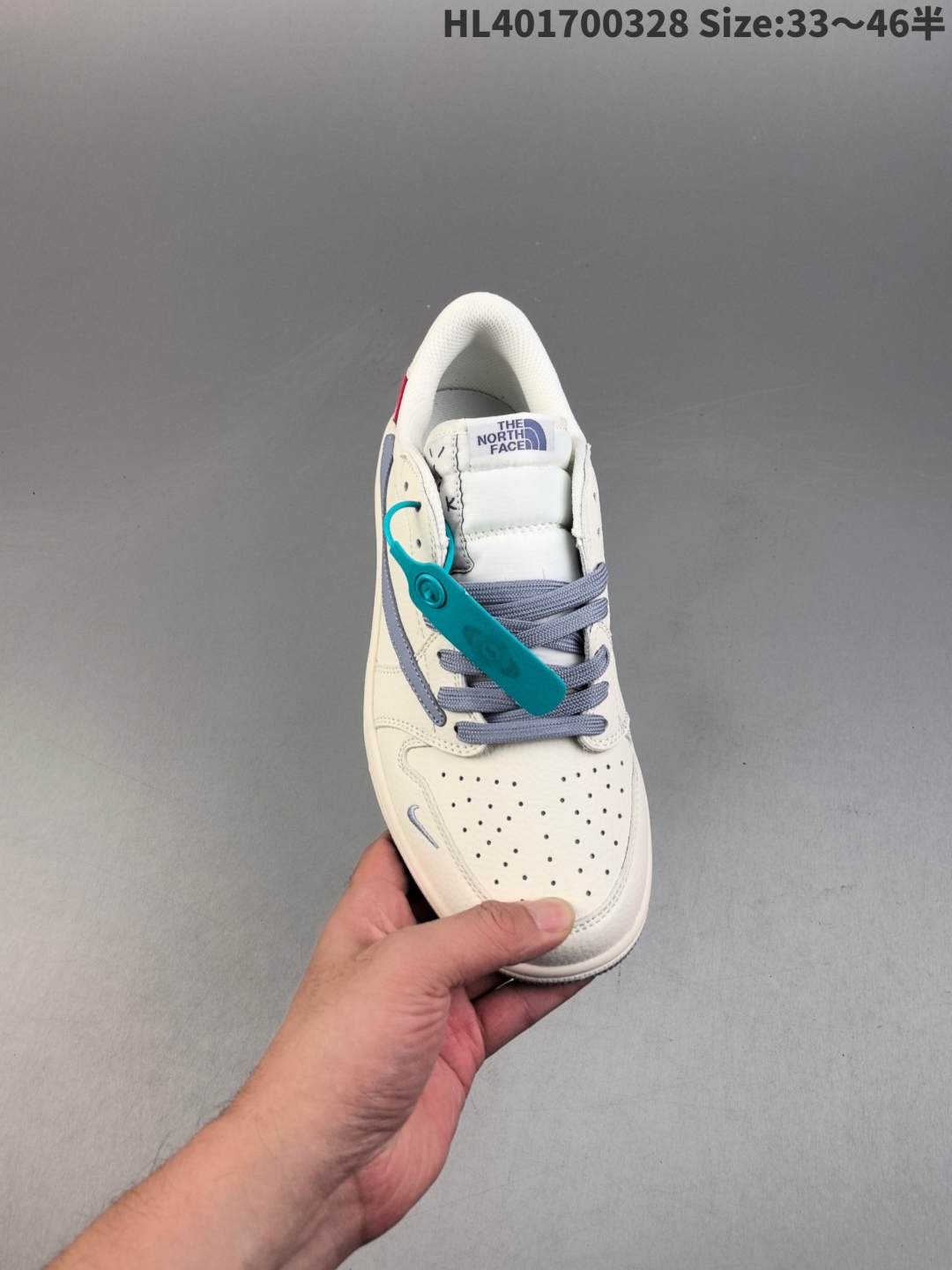 💰280
头层The North Face x Supreme x Travis Scott x Air Jordan 1 Low 北面 x Sup x AJ1 低帮 米白蓝倒勾联名 AJ1 乔丹1代 aj1 乔1 低邦 米白蓝倒勾联名 乔丹篮球鞋系列 新款整体以米白色为底搭配米白色框架覆盖层,标志性的反钩Swoosh Logo采用蓝色皮革呈现,内侧则辅以白色Swoosh Logo点缀,鞋舌等多处TS标志性元素均得以保留;鞋舌绣标上以The North Face字样呈现,鞋头处米你Nike Swoosh Logo蓝色刺绣妆点,后跟的鬼脸Logo标志以及Wings Logo均采用蓝色缝线打造,后跟印蓝色The North Face字样及红色绣标Supreme字样,彰显联名身份;最后以米白色中底搭配蓝色橡胶外底完善整体设计收尾。
货号:DIY1688-007
尺码:36 36.5 37.5 38 38.5 39 40 40.5 41 42 42.5 43 44 44.5 45 46
编码:HL401700328 Size:33~46半