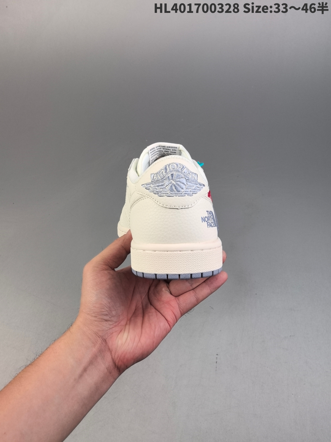 💰280
头层The North Face x Supreme x Travis Scott x Air Jordan 1 Low 北面 x Sup x AJ1 低帮 米白蓝倒勾联名 AJ1 乔丹1代 aj1 乔1 低邦 米白蓝倒勾联名 乔丹篮球鞋系列 新款整体以米白色为底搭配米白色框架覆盖层,标志性的反钩Swoosh Logo采用蓝色皮革呈现,内侧则辅以白色Swoosh Logo点缀,鞋舌等多处TS标志性元素均得以保留;鞋舌绣标上以The North Face字样呈现,鞋头处米你Nike Swoosh Logo蓝色刺绣妆点,后跟的鬼脸Logo标志以及Wings Logo均采用蓝色缝线打造,后跟印蓝色The North Face字样及红色绣标Supreme字样,彰显联名身份;最后以米白色中底搭配蓝色橡胶外底完善整体设计收尾。
货号:DIY1688-007
尺码:36 36.5 37.5 38 38.5 39 40 40.5 41 42 42.5 43 44 44.5 45 46
编码:HL401700328 Size:33~46半