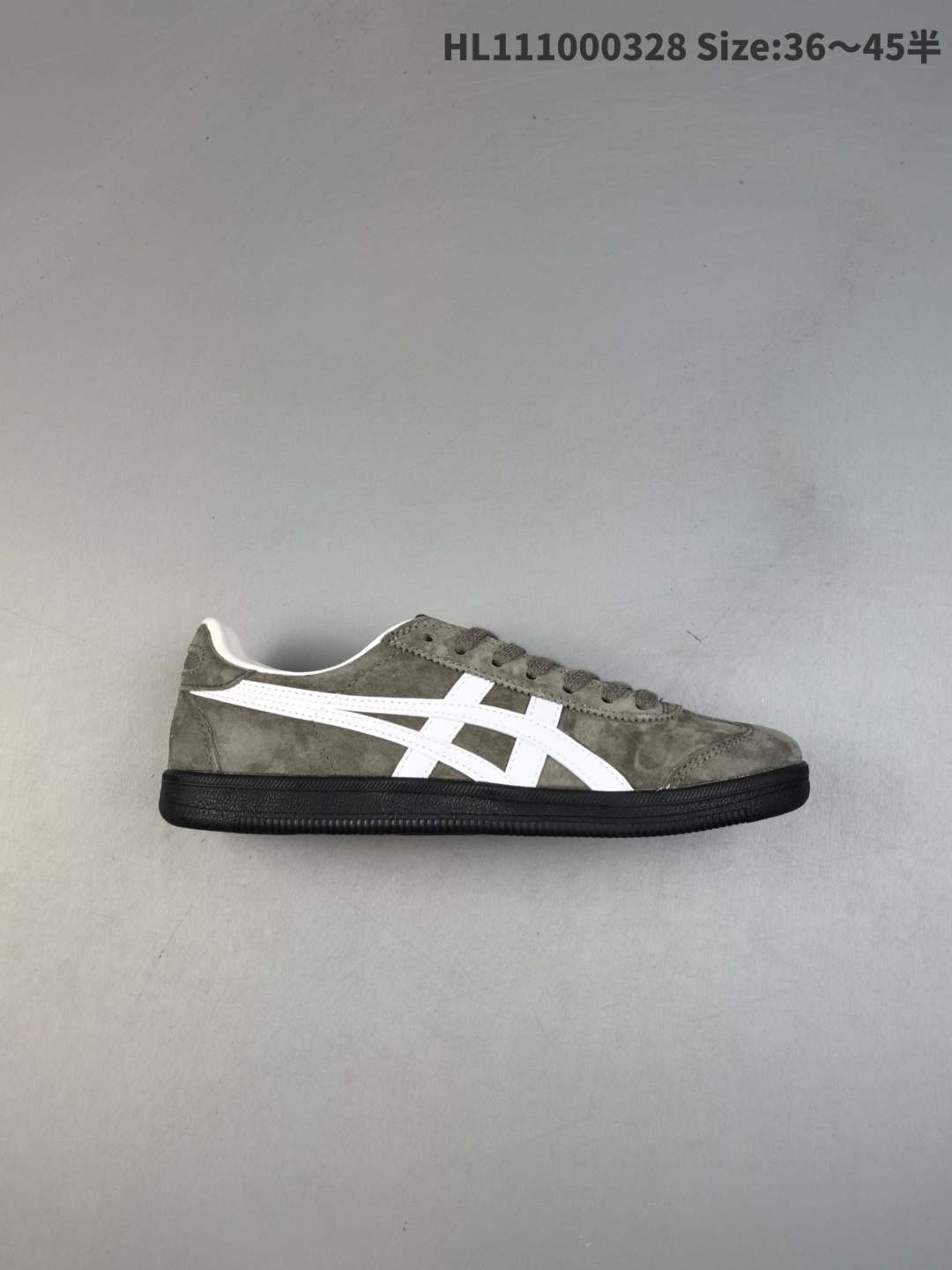 集合 亚瑟士 Onitsuka Tiger Tokuten 复古低帮休闲跑鞋 实拍首发 TOKUTEN的灵感来源于80年代的室内用鞋 T-TOE前足补强设计 室内鞋的橡胶大底元素 复古经典 是TIGER拥趸追捧款 鞋跟 鞋舌处印有鬼塚虎特有的品牌logo标志 提升品牌的认知度 柔软内里材质 穿着更加舒适 改良后的鞋底设计 更具防滑性 编码:HL111000328 半