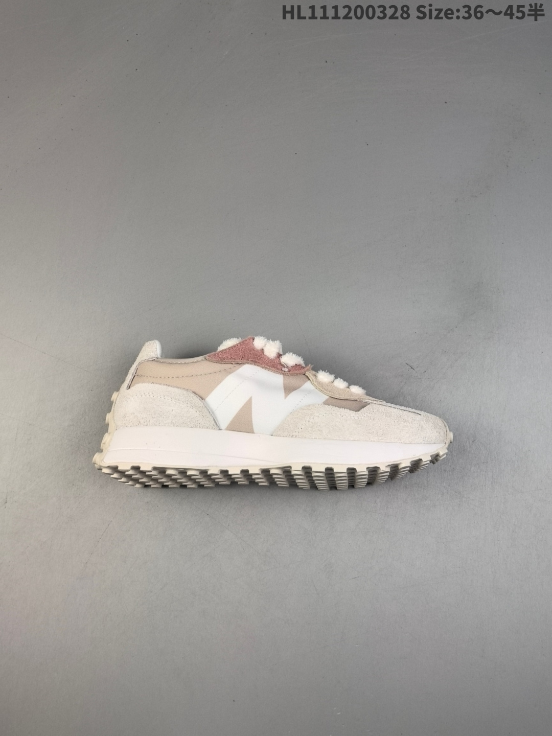 New Balance MS327 公司级版本 复古休闲运动慢跑鞋 完美清洁度 全新 New Balance 327 系列,以更纯粹的复古风格设计打造的全新造型.侧身还以解构设计,将 N 字标志以做旧压花样式呈现,样式别具新意.而麂皮、冲孔皮革的塑造,则呈现出高级怀旧气质,也让鞋款在奢华时装风格与运动氛围之间达到了平衡 官方货号: U327WTLHL111200328 半