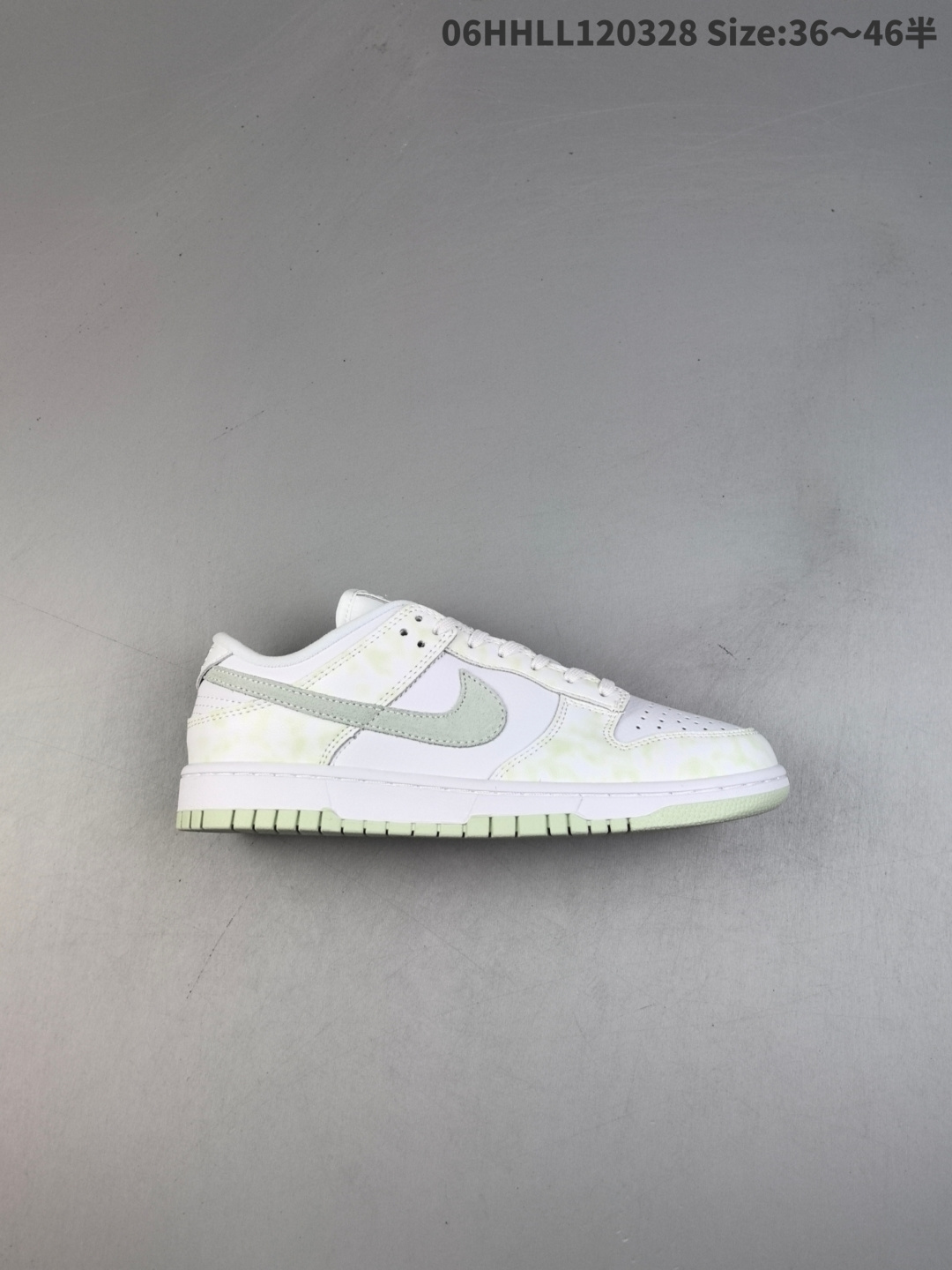 Nike Dunk SB Low WMNS 耐克 SB 低帮 白绿脉冲 防滑耐磨低邦休闲板鞋 采用绿色脉冲和白色配色方案,鞋身整体以白色皮革打造,搭配绿色脉冲框架覆盖层,呈现低调且丰富质感;鞋身两侧Swooshh Logo采用绿绿色翻毛皮点缀,鞋舌上Nike Swoosh LLogo辅以绿色凹印呈现,后跟Nike字样则以绿色刺绣妆点,最后以白色中底搭配绿色橡胶外底完善整体设计收尾.货号:IB4647-131 HHLL120328 半