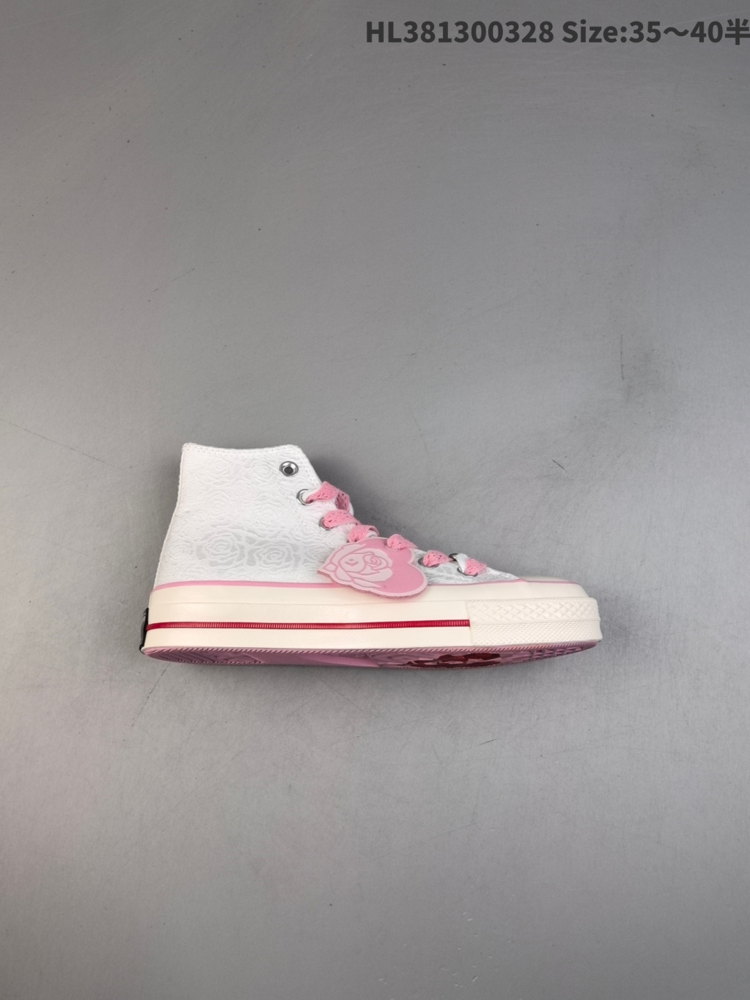 匡威2025情人节限定❤️爱心玫瑰 CONVERSE匡威1970S Chuck 70 rose vintage爱心白色高帮帆布鞋 A14798C 🌟【狙击心动】匡威2025限定Chuck 70玫瑰情人节帆布鞋!🌹 立体心形粉红玫瑰挂牌,鞋面采用玫瑰花🌹刺绣+提花纹理,暗藏浪漫摩斯密码~爱心红底步步生情,附赠粉红蕾丝鞋带系住桃花运💘!经典高帮版型配牛仔甜辣,搭纱裙仙气拉满💃,OrthoLite鞋垫走路自带粉红泡泡~情人节专属仪式感,高甜出街锁定C位!#匡威情人节限定 #Chuck70玫瑰情书 #情人节礼物推荐 HL381300328 半