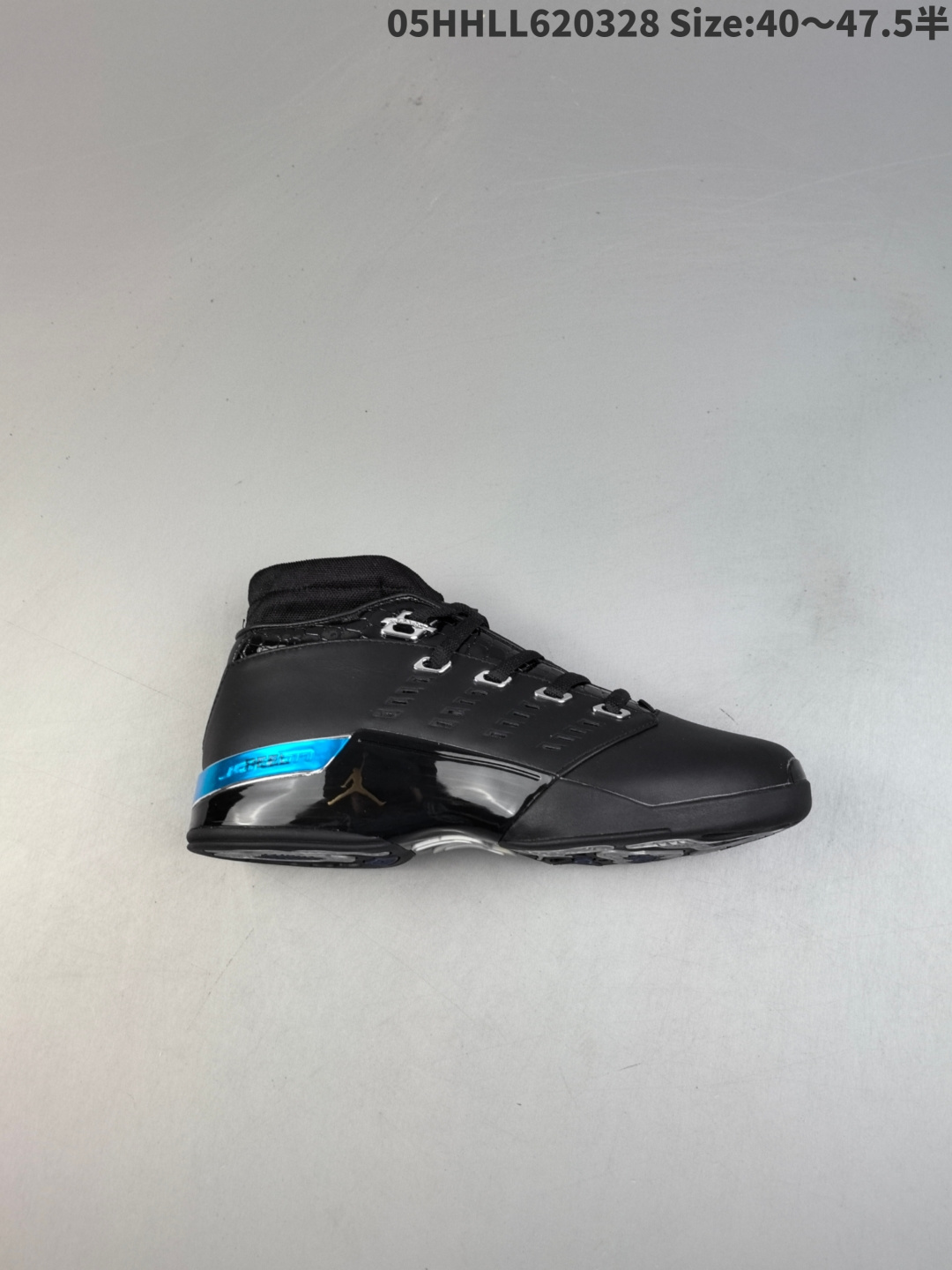 外贸版本 Air Jordan 17 OG Low "Black Chrome" 低帮 黑色 AJ17 乔丹17 代 aj17 乔17 低邦 黑色 乔丹篮球鞋系列 设计师Wilson Smith将爵士乐和纯贵族血统的英国阿斯顿-马丁汽车为灵感融入其中,奢华、昂贵成为其代名词;复古鞋身侧面各有两排带孔,后跟的银色稳定片则展现出了跑车的动感,鞋底形态各异的纹路来源于乔丹喜欢的高尔夫球场,配合前掌Zoom Air与后掌Blow-molser Air气垫,轻质的Phylon中底以及全掌的TPU承托盘,这些都使得17代有着优良的性能.AJ17取消了鞋盖设计,后跟用金色饰条与蟒纹皮革碰撞出奢华感; 而今天这双AJ17 Low则采用了前卫的袜套式设计,鞋身主体以黑色的皮质为主,鞋面两侧各有两排银色的鞋带孔;黑色透明的TPU层中若隐若现的Jumpman Logo和银色的后跟稳定条上的Jordan字样,更是兼备性能和外观得经典设计. 货号:303891-004 HHLL620328 半