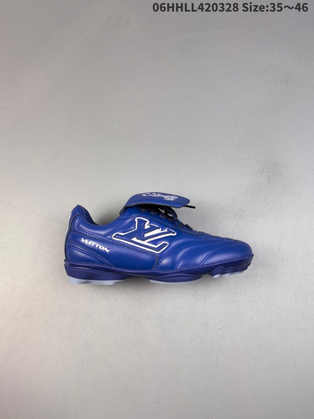 纯原版本 Louis Vuitton Footprint Soccer 路易威登 LV 低帮 蓝色 2025春夏系列足球鞋 皮革圆头系带低邦生活休闲鞋 Footprint Soccer以足球运动鞋为灵感,将绿茵场的活力与奢华材质完美结合,展现了运动与时尚的新融合预示着鞋履时尚的新趋势值得注意的是,这款鞋型均采用了薄底鞋设计,在面包鞋盛行多年后,时尚圈的风向似乎正在向更加简约的薄底鞋转变;Louis Vuitton本季的新品,无疑将在这一趋势中发挥重要作用,为时尚界带来更多可能性. 货号:1AHDP2 HHLL420328